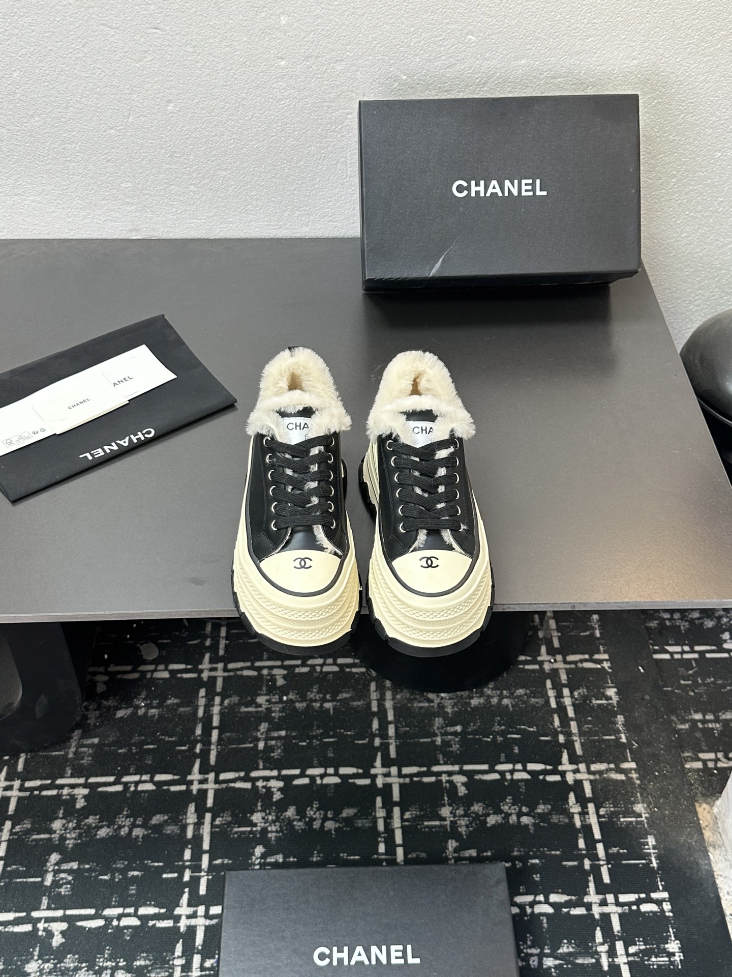 NO:612541,Chanel Chanel panda shoes!  2025 counter's top casual sports shoes, this classic design; the upper is in the style of electric embroidery with various techniques; the outsole is fashionable and sporty; it incorporates a variety of color matching elements... The diversified mix and match is very good-looking and versatile, and can be used for leisure, fashion, sports, and outdoor... Go Materials The upper is made of original imported first-layer silk cowhide + original waterproof cloth + original first-layer cowhide. The lining is made of wool. The outsole is based on the original TPU combination outsole.  Counter boutique package complete set for women 35-41, casual shoes/sports shoes, chanel, chanel, sneakers, cowhide19860909Chanel香奈儿熊猫鞋！2025专柜顶级休闲款运动鞋 这款经典设计；鞋面多种工艺电绣的风格；大底却时尚运动；不平凡的拥入了多种配色元素…… 多元化混搭非常好看百搭,休闲,时尚,运动,户外都能兼顾…… Go 材料 鞋面采用 原版进口头层丝绸牛皮+原版防水布+原版头层牛皮 内里采用 羊毛 大底根据 原版TPU组合大底 专柜精品包装全套女35–41,休闲鞋/运动鞋,chanel,chanel,sneakers,cowhide,Women's Shoes
