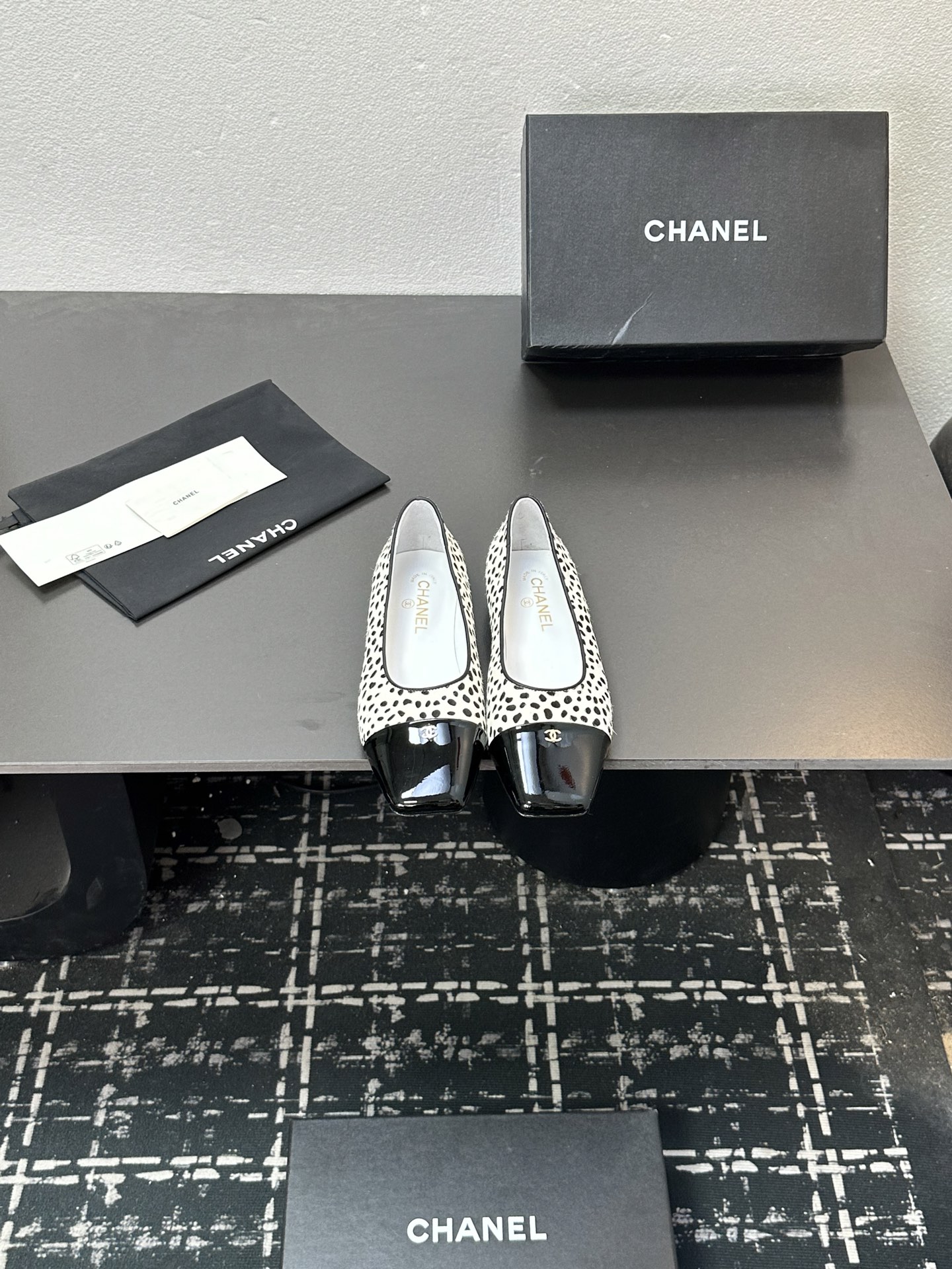 NO:612536,2025 Xiaoxiang is a must-have item for autumn and winter this season!  !  Chanel's autumn and winter heavy industry hot styles are highly recommended by Xiaohongshu. They look good no matter how you match them. They are a must-have for fashion. Ms. Chanel loves simple and irresistible combinations to show her unique dressing style. She can mix and match freely to shine and follow the fashionable steps of her grandma!  !  !  Exquisite details. Zoom in to see the original molded hardware buckle. The top version is made at the purchasing level★The upper is made of original customized cowhide, sheepskin feet, original molded leather outsole, code number 35-39 (customized 40, 41, single shoes, chanel, cowhide, sheepskin, Leather soles198609092025小香 本季秋冬季必备单品！！ 香奈儿秋冬重工爆款 小红书力推款,怎么搭配都好看,时髦精必备,香奈儿女士钟爱简约又难以抗拒系搭配展现与众不同的穿搭风格、自由混搭闪耀到位跟紧香奶奶时尚步伐！！！精致细节放大看原版开模五金扣 顶级版本代购级别打造★鞋面采用原版定制牛皮,羊皮垫脚,原版开模真皮大底,码数35-39（40、41定做,单鞋,chanel,cowhide,sheepskin,Leather soles,Women's Shoes