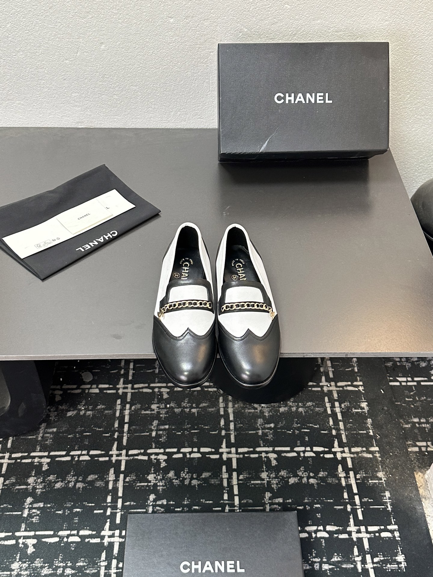 NO:612530,Chanel second-hand chain classic retro sheepskin color-blocking stitching loafers and half-slippers Color-blocking design on the upper ~ Retro shoe shape ~ Super fragrant grandma's tone ~ Comfortable on the feet ~ Versatile for commuting ~ Wear barefoot or with mid-calf socks, skirts and trousers, they are all invincible beauty ~ Full of high-end feel ~ Super durable Specific sheepskin surface Mixed sheepskin lining Soft, sweat-absorbent and breathable Exclusive original 1:1 mold development ~ Long-lasting and non-softening Italian imported genuine leather outsole  Size35-39 (40/41 custom-made, non-returnable), loafers and half slippers, chanel, loafers, skirts, sheepskin, Leather soles19860909香奈儿中古链条经典复古羊皮拼色拼接乐福鞋半拖 鞋面拼色设计～复古的鞋型～超有香奶奶家的调调～上脚舒服～通勤百搭～光脚穿或搭配中筒袜 配裙子 裤子 都是无敌美～满满高级感～超级耐看 特定羊皮面 混种羊皮内里 柔软吸汗透气 独家原版1:1开模开发 ～持久不软化 意大利进口真皮大底 Size35-39（40/41定做不退换）,乐福鞋半拖,chanel,loafers,skirts,sheepskin,Leather soles,Women's Shoes