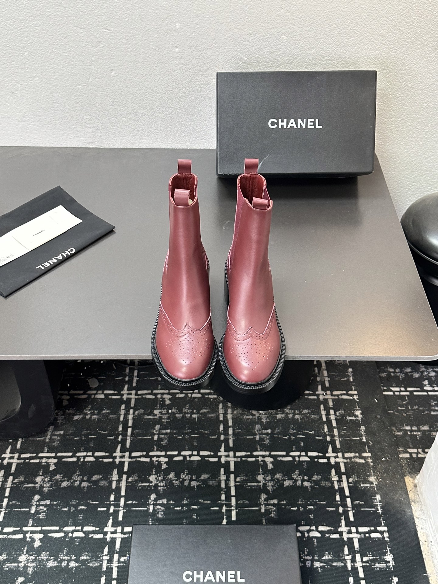 NO:612524,Chanel Chanel Classic Elastic Strap Chelsea Short Boots Thick Heel Ankle Boots with Hollow Carvings. A runway model from the Jue Jue series, continuing the Chan family's simple temperament and high luxury style. The elastic band design is easy to wear and easy to take off!  The leather fabric is very soft, has strong wrapping properties, and is comfortable to wear. The upper part of the leg is super long!  Upper cowhide, lining sheepskin, sole Italian genuine leather outsole, heel height 5cm, size 35-39 (40.41 custom made, non-returnable), boots, chanel, chanel, chanel, boots, cowhide, sheepskin, Leather soles19860909Chanel 香奈儿小香经典松紧带切尔西短靴粗跟及踝靴镂空雕花 绝绝子系列走秀款,香家简约气质高奢风延续.松紧带设计易穿·易脱！皮面料非常柔软,包裹性强,穿着大气舒适.上脚超级显腿长！ 鞋面牛皮 内里垫脚羊皮 鞋底意大利真皮大底 跟高5cm 码数35-39（40.41定做不退换）,靴子,chanel,chanel,chanel,boots,cowhide,sheepskin,Leather soles,Women's Shoes