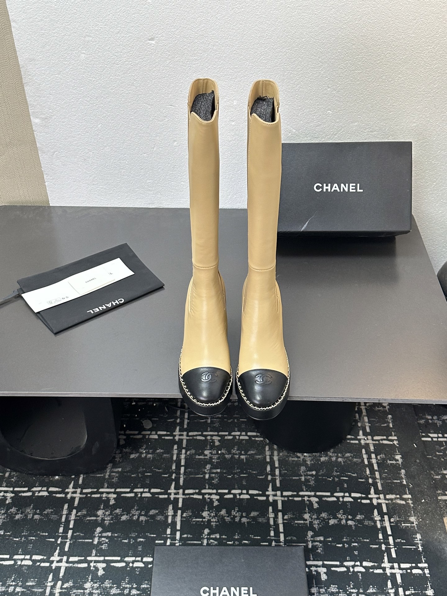 NO:612518,Chanel 25k new Chelsea elastic band boots, knight boots, thick-soled water platform chain high boots, autumn and winter catwalk models, the upper feet are particularly leg-shaped and versatile, any fairy can easily control it. Imported calfskin ~ frosted cowhide upper, sheepskin lining, original open mold wear-resistant rubber sole Size: 35-39 (40, 41 custom-made, non-refundable), boots, chanel, chanel, boots, cowhide, sheepskin19860909Chanel 香奈儿25k新款切尔西松紧带长靴 骑士靴厚底水台链条高靴 秋冬走秀款 上脚特显腿型百搭 任何仙女都可以轻松驾驭  进口小牛皮~磨砂牛皮鞋面羊皮内里垫脚原版开模耐磨橡胶底 Size: 35-39（40,41订做不退换）,靴子,chanel,chanel,boots,cowhide,sheepskin,Women's Shoes