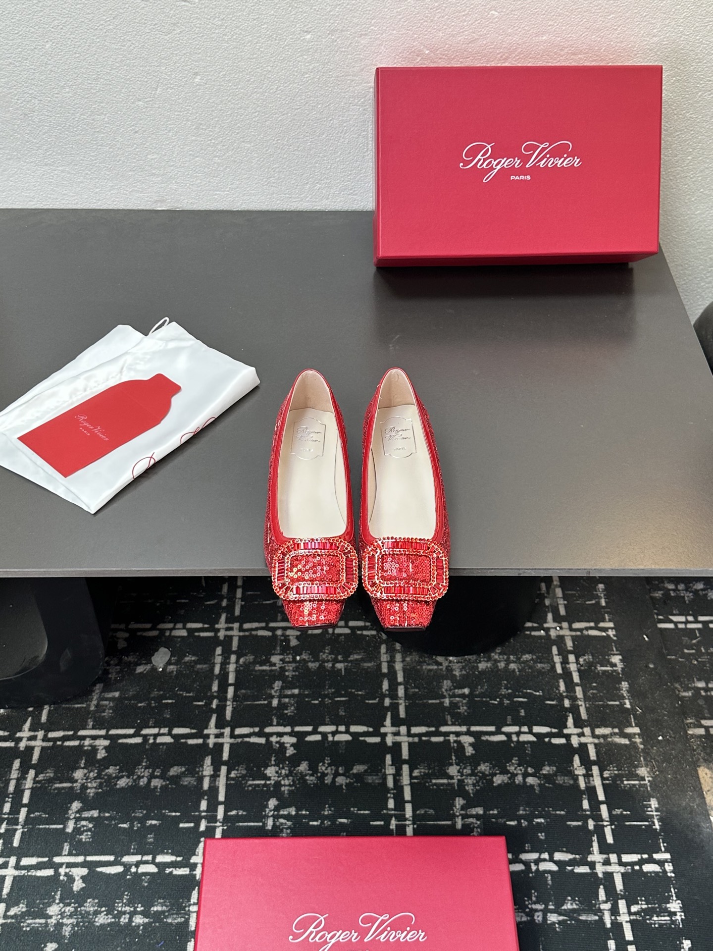 NO:612396,Roger Vivie*RV classic diamond buckle thick heel single shoes ———————————— You can feel the soft and delicate touch of lambskin on your feet. The shoes are light and Q-elastic, breathable and sweat-absorbent. The shoes have a large square toe and loose shape, and are not picky about the foot shape. The foot feels super comfortable. The fabric is made of imported wax leather. The lining is mixed sheepskin. The original shoe l genuine leather sole. Size35-39 (customized on 34/40/41), single shoes, Roger  vivier,sheepskin19860909Roger Vivie*RV经典钻扣粗跟气质单鞋 ———————————— 脚就能感受到小羊皮那柔软细腻的触感 鞋子轻盈Q弹,透气吸汗 大方头宽松的鞋型,不挑脚型 脚感超级无敌巨舒糊款. 面料采用进口油腊皮 内里垫脚混种羊皮 原版鞋l真皮底 Size35-39（34/40/41定制）,单鞋,roger vivier,sheepskin,Women's Shoes