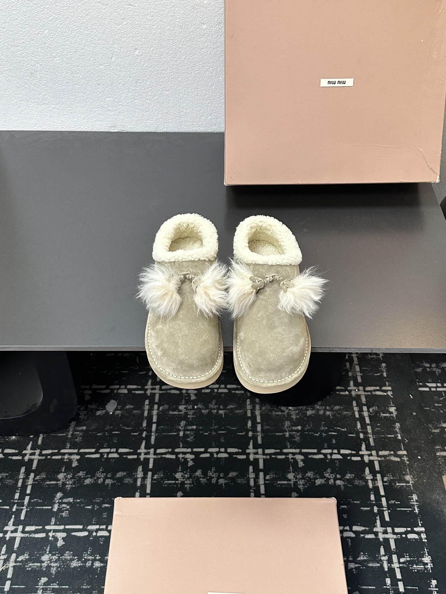 NO:612392,2025 autumn and winter new MiuMiu ethnic style bohemian style snow boots fur boots  Autumn and winter catwalks, the new winter sweet and cool girl's warmth, snow boots are a new level of sweet and cool. From the shape to the details, they have the right combination of girliness and warmth. The mercerized cow suede fabric has a delicate and high-end feel. The wool velvet edge of the shoe mouth is fluffy and soft, which is visually very 'warm'. It can also modify the ankle line and make the calf look slimmer. It is very suitable for daily outings and winter commuting.  Size 35-40 (40, 41 customized), fur shoes, miumiu, boots198609092025秋冬新款 MiuMiu 民族风 波西米亚风格 雪地靴 毛靴 秋冬走秀新款冬日甜酷少女的温暖选择雪地靴甜酷新高度,从造型到细节,把少女感与保暖性拿捏刚好,丝光牛反绒面料自带细腻高级感,鞋口羊毛绒边蓬松柔软,视觉上就很“暖”,还能修饰脚踝线条,让小腿看起来更纤细.无论是日常出街还是冬日通勤,都很合适 码数35-40（40、41订做）,毛毛鞋,miumiu,boots,Women's Shoes