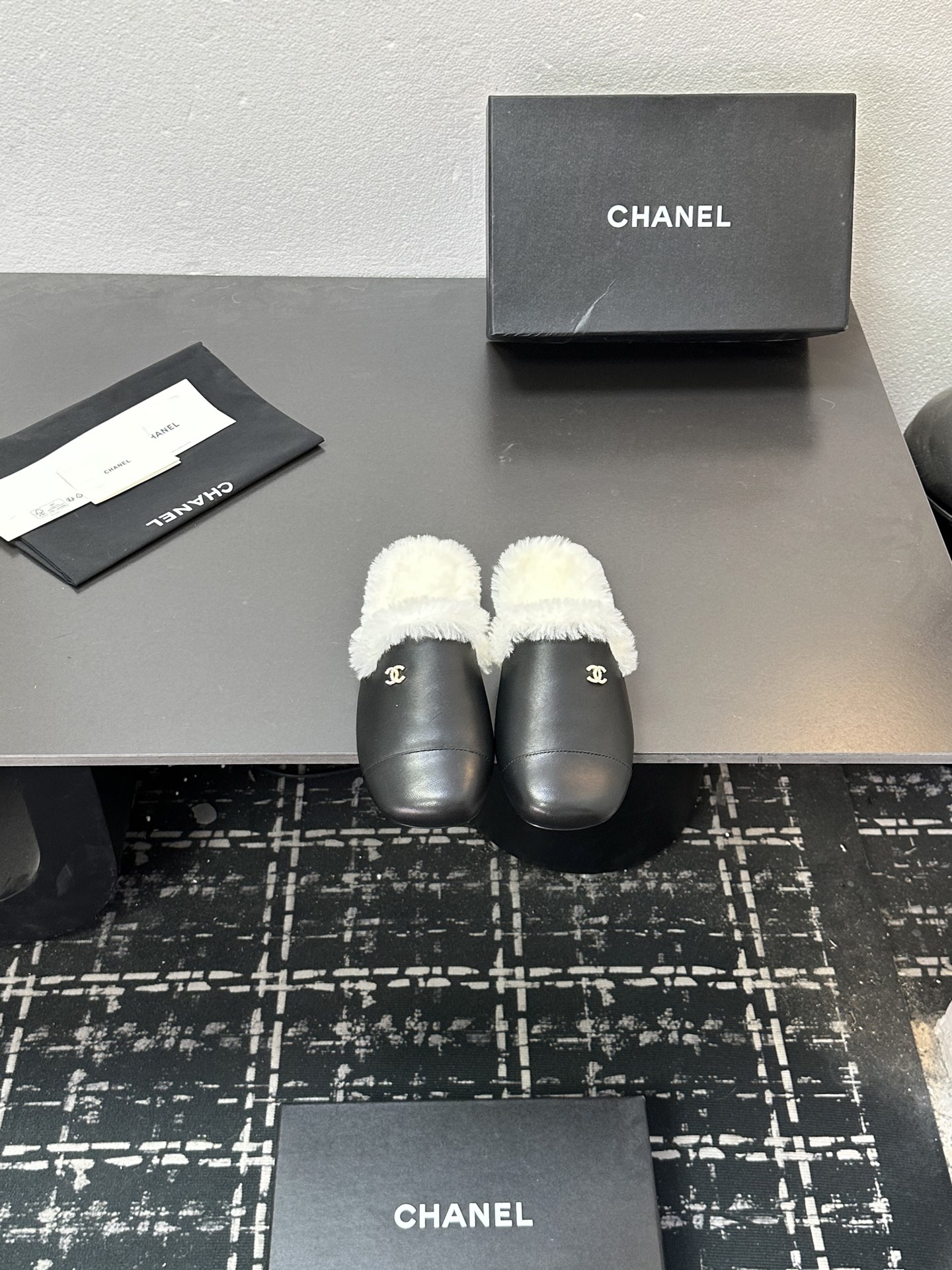 NO:615857,chanel Chanel Xiaoxiang 25ss new autumn style wool slippers, toe-toe slippers, imported lamb wool material, extremely comfortable, very recognizable, beautiful and practical, comfortable but not monotonous wool slippers, sheepskin upper, wool lining, the entire foot pad is wrapped in real wool, genuine leather Code number: women 35-39 (40 41 custom-made, non-returnable), fur shoe half-slip, chanel, chanel, slippers, sheepskin19860909chanel香奈儿小香25ss开秋新款 羊毛毛拖鞋 包头拖 进口羊羔毛材质 舒适度极高,非常具有辨识度,美貌与实用并存舒适而不单调的毛拖鞋 鞋面羊皮,内里羊毛,整个垫脚包裹全真羊毛,真皮 码数:女35-39(40 41订做不退换),毛毛鞋半拖,chanel,chanel,slippers,sheepskin,Women's Shoes