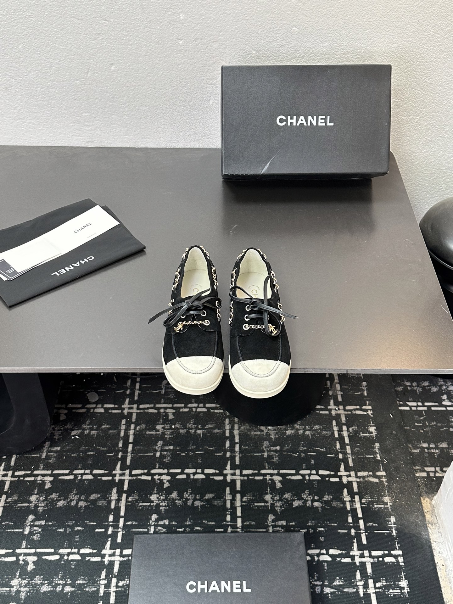 NO:615883,2025 Xiaoxiang is a must-have item for autumn and winter this season!  !  Chanel's autumn and winter heavy industry hot styles are highly recommended by Xiaohongshu. They look good no matter how you match them. They are a must-have for fashion. Ms. Chanel loves simple and irresistible combinations to show her unique dressing style. She can mix and match freely to shine and follow the fashionable steps of her grandma!  !  !  Exquisite details. Zoom in to see the original molded hardware buckle. The top version is made at the purchasing level★ The upper is made of original customized cow suede, sheepskin feet, original molded rubber outsole, size 35-39 (customized 40, 41, casual shoes/sports shoes, chanel, sneakers, sheepskin198609092025小香 本季秋冬季必备单品！！ 香奈儿秋冬重工爆款 小红书力推款,怎么搭配都好看,时髦精必备,香奈儿女士钟爱简约又难以抗拒系搭配展现与众不同的穿搭风格、自由混搭闪耀到位跟紧香奶奶时尚步伐！！！精致细节放大看原版开模五金扣 顶级版本代购级别打造★鞋面采用原版定制牛反绒,羊皮垫脚,原版开模橡胶大底,码数35-39（40、41定做,休闲鞋/运动鞋,chanel,sneakers,sheepskin,Women's Shoes