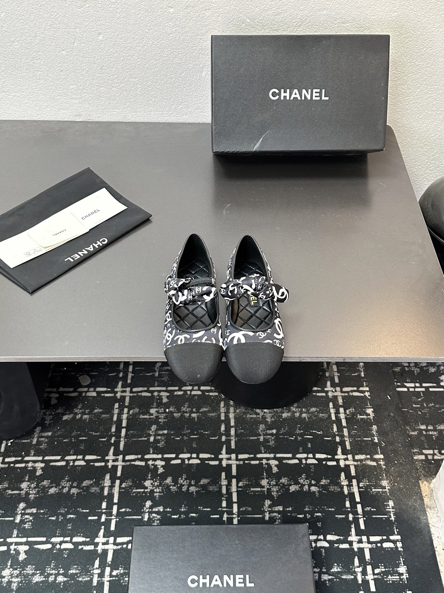 NO:615880,2025 Xiaoxiang is a must-have item for autumn and winter this season!  !  Chanel's autumn and winter heavy industry hot styles are highly recommended by Xiaohongshu. They look good no matter how you match them. They are a must-have for fashion. Ms. Chanel loves simple and irresistible combinations to show her unique dressing style. She can mix and match freely to shine and follow the fashionable steps of her grandma!  !  !  Exquisite details. Zoom in to see the original molded hardware buckle. The top version is made at the purchasing level★ The upper is made of original customized sheepskin, sheepskin feet, original molded leather outsole, code number 35-39 (customized 40, 41, single shoes, chanel, sheepskin, Leather soles198609092025小香 本季秋冬季必备单品！！ 香奈儿秋冬重工爆款 小红书力推款,怎么搭配都好看,时髦精必备,香奈儿女士钟爱简约又难以抗拒系搭配展现与众不同的穿搭风格、自由混搭闪耀到位跟紧香奶奶时尚步伐！！！精致细节放大看原版开模五金扣 顶级版本代购级别打造★鞋面采用原版定制羊皮,羊皮垫脚,原版开模真皮大底,码数35-39（40、41定做,单鞋,chanel,sheepskin,Leather soles,Women's Shoes