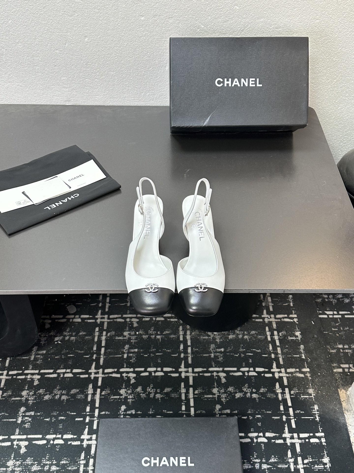 NO:615874,2025 Xiaoxiang is a must-have item for autumn and winter this season!  !  Chanel's autumn and winter heavy industry hot styles are highly recommended by Xiaohongshu. They look good no matter how you match them. They are a must-have for fashion. Ms. Chanel loves simple and irresistible combinations to show her unique dressing style. She can mix and match freely to shine and follow the fashionable steps of her grandma!  !  !  Exquisite details. Zoom in to see the original molded hardware buckle. The top version is made at the purchasing level★ The upper is made of original customized sheepskin, sheepskin feet, original molded leather outsole, size 35-39 (customized 40, 41, sandals, chanel, sandals, sheepskin, Leather soles198609092025小香 本季秋冬季必备单品！！ 香奈儿秋冬重工爆款 小红书力推款,怎么搭配都好看,时髦精必备,香奈儿女士钟爱简约又难以抗拒系搭配展现与众不同的穿搭风格、自由混搭闪耀到位跟紧香奶奶时尚步伐！！！精致细节放大看原版开模五金扣 顶级版本代购级别打造★鞋面采用原版定制羊皮,羊皮垫脚,原版开模真皮大底,码数35-39（40、41定做,凉鞋,chanel,sandals,sheepskin,Leather soles,Women's Shoes