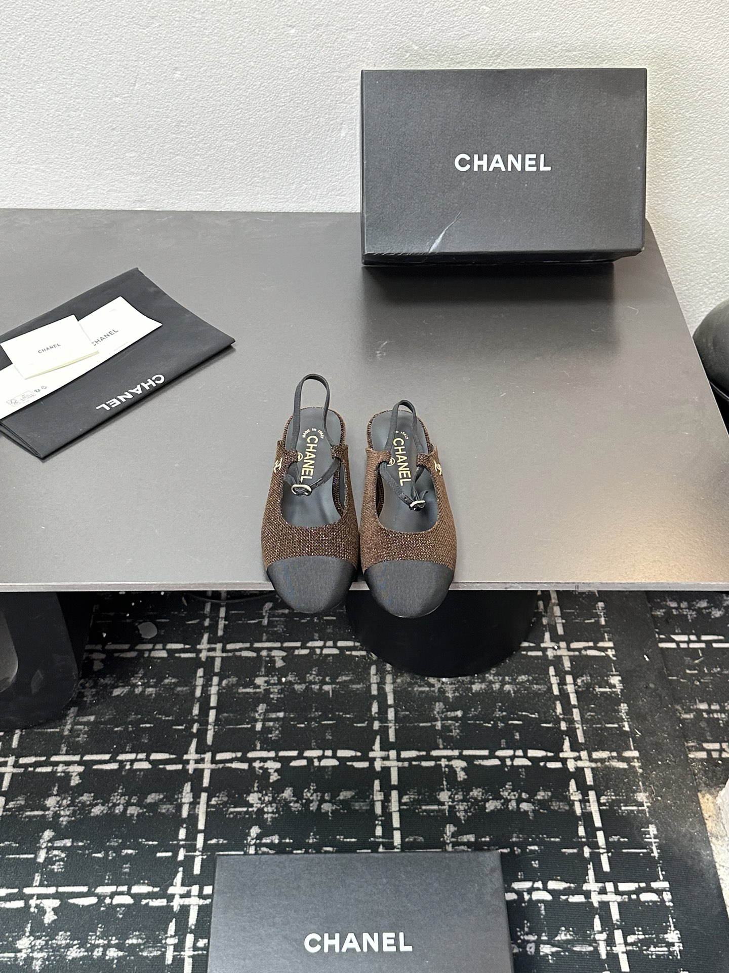 NO:615877,CHANEL small fragrant style toe-toe flat sandals, classic black and white combination + metal double C logo, satin toe cap texture~ Two kinds of fabrics are available, matte leather, which is neat and versatile, and the woven model has its own fine glitter and high-end feel. The back strap design does not rub the feet, suitable for daily commuting/dates, and the feet feel so soft that you don’t want to take them off!  Fabric: sheepskin or cloth, lining sheepskin, leather sole 35-39 (set at 40.41), sandals, chanel, sandals, sheepskin19860909CHANEL小香风包头平底凉鞋 经典黑白拼+金属双C标,缎面鞋头质感拉满~ 两款面料可选哑光皮面利落百搭,编织款自带细闪高级感 后绊带设计不磨脚,日常通勤/约会都适配,脚感软到不想脱！ 面料羊皮或布料,内里羊皮,真皮底 35-39（40.41定）,凉鞋,chanel,sandals,sheepskin,Women's Shoes