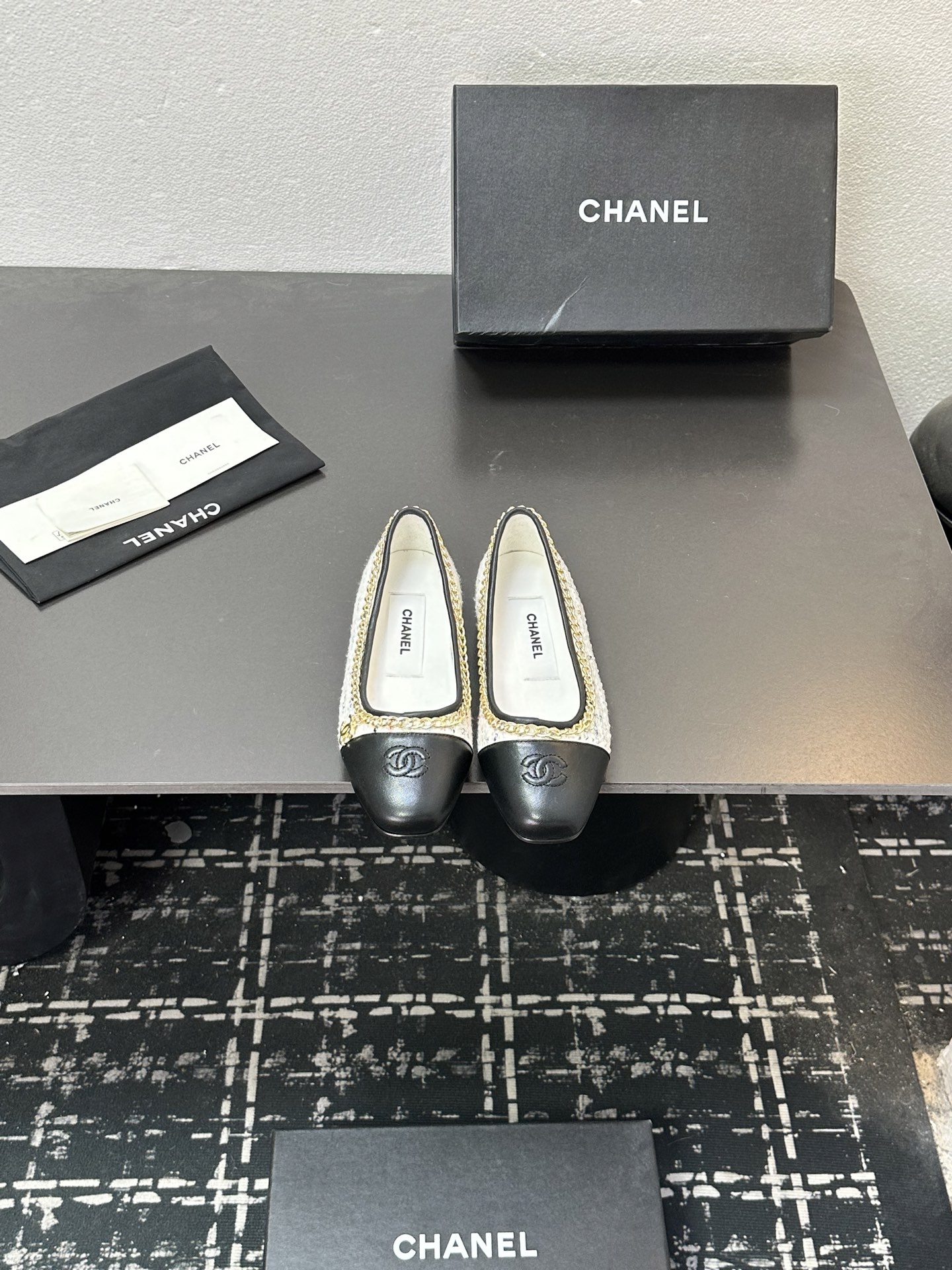 NO:615871,CHANEL Chanel small French fairy ballet wool flat shoes!  This pair of ballet shoes is simply poisonous. It’s true that the more you look at it, the more you like it. From gorgeous skirts to smart and simple trousers, these ballet shoes can be used in everything, making themselves the highlight of the look. The large U-shaped design modifies the ankle line very slenderly, making the whole person look tall and elegant. Whether it is paired with a fairy skirt or casually wearing a pair of jeans, it can be very fashionable and good-looking. The fabric is matched with sheepskin and the inner sheepskin outsole is made of genuine leather.  Size#35-41 (40 41 customized, non-returnable), single shoes, chanel, chanel, skirts, jeans, sheepskin19860909CHANEL香奈儿小香风法式仙女芭蕾舞羊毛平底单鞋！ 这双芭蕾舞鞋简直有毒,越看越中意真不是瞎说的.从华丽的裙装,到干练简洁的裤装.这双芭蕾舞鞋无一不能驾驭,妥妥的让自己成为造型的亮点. 大U口设计将脚踝线条修饰得好纤细让整个人看起来高挑又优雅 不管是搭配仙仙的裙子 还是随意穿一条牛仔裤 都能非常洋气好看 面料布面搭配羊皮 内里羊皮 大底采用真皮鞋底 Size#35-41（40 41定做不退换）,单鞋,chanel,chanel,skirts,jeans,sheepskin,Women's Shoes