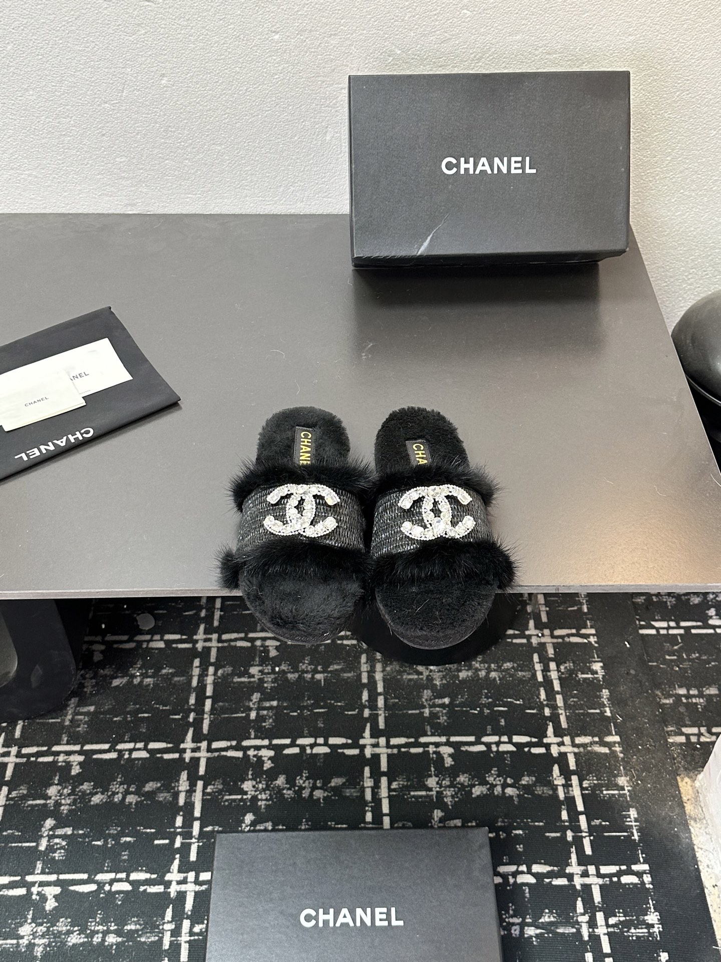 NO:615868,CHANEL25’s latest furry slippers for autumn and winter~ This pair of furry slippers is also very good-looking!  The weaving technique/mink hair is very high-end!  !  ! But it’s perfect for all seasons!  A favorite style, with fashion elements, the double C hardware diamond buckle is full of nobility. Wearing it can always show the fashionable charm of women. It is fashionable but not too showy, so beautiful. The upper is made of raffia//fur outsole. The original rubber outsole. The lining is imported sheepskin. Size35-39 (40%), fur shoes and slippers, chanel, slippers, espadrilles, sheepskin19860909CHANEL25秋冬最新款毛毛拖鞋～ 这双毛拖也是好好看！编织工艺／配水貂毛非常高级呀！！! 可四季搭配,简直就是完美呀！ 大爱款,有时尚元素,双C五金钻扣贵气感十足 穿上它总能展现女性时尚韵味 时尚却不过分张扬,实在太美 鞋面拉菲草编织//毛 大底原版橡胶大底 内里进口羊皮 Size35-39（40定）,毛毛鞋拖鞋,chanel,slippers,espadrilles,sheepskin,Women's Shoes