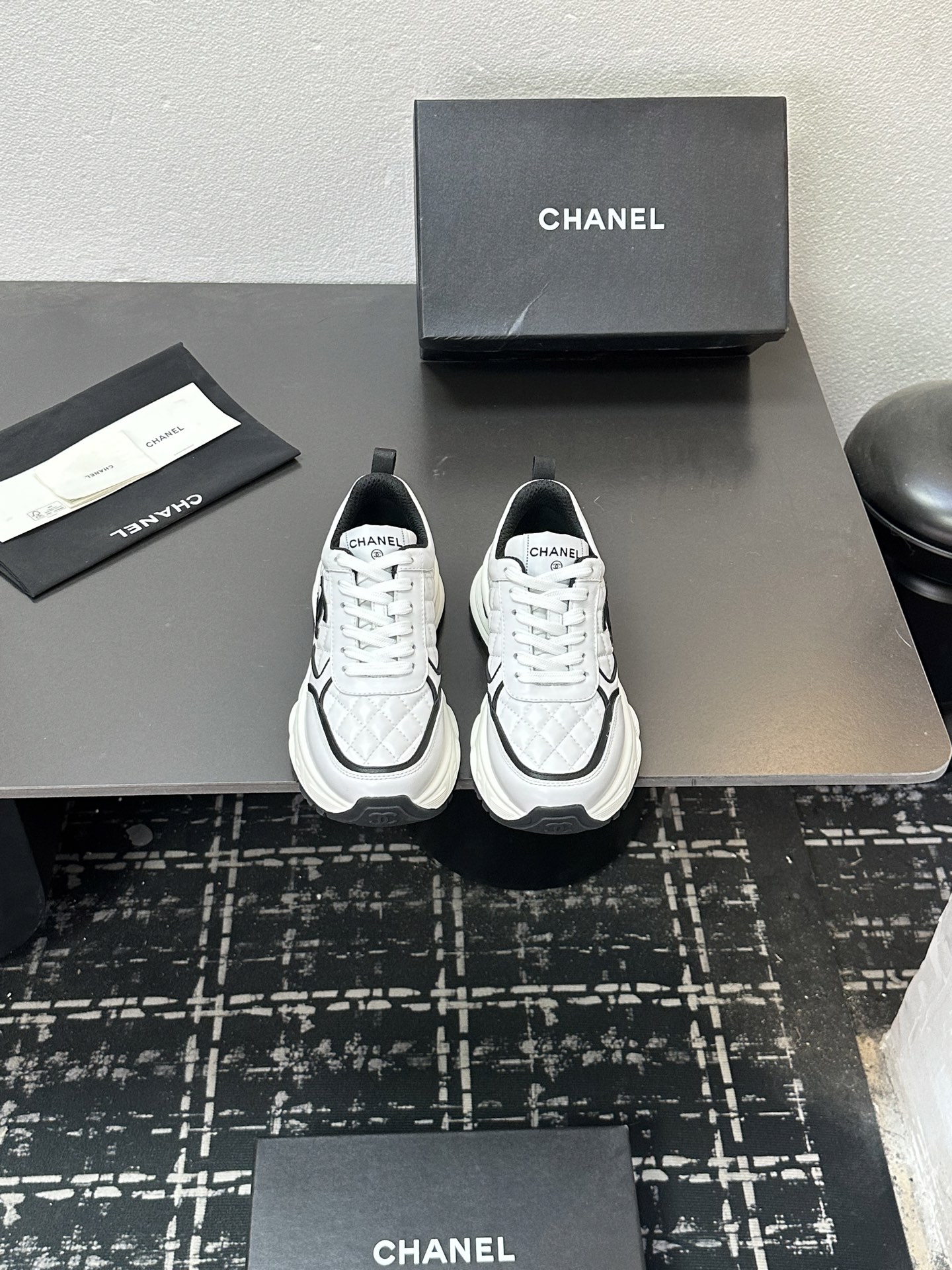 NO:615865,Chanel Chanel panda shoes!  2025 counter top casual sports shoes This classic design; the upper is in the style of electric embroidery with various craftsmanship; the outsole is fashionable and sporty; it incorporates a variety of color matching elements... The diversified mix and match is very good-looking and versatile, casual, fashionable, sports, and outdoor can be taken into account... Go material The upper is made of original imported first-layer silk cowhide + original waterproof cloth + original first-layer cowhide. The lining is made of original sheep lining + mesh outsole based on the original TPU combination outsole.  Counter boutique package complete set for women 35-41, casual shoes/sports shoes, chanel, chanel, sneakers, cowhide19860909Chanel香奈儿熊猫鞋！2025专柜顶级休闲款运动鞋 这款经典设计；鞋面多种工艺电绣的风格；大底却时尚运动；不平凡的拥入了多种配色元素…… 多元化混搭非常好看百搭,休闲,时尚,运动,户外都能兼顾…… Go 材料 鞋面采用 原版进口头层丝绸牛皮+原版防水布+原版头层牛皮 内里采用 原版羊里+网 大底根据 原版TPU组合大底 专柜精品包装全套女35–41,休闲鞋/运动鞋,chanel,chanel,sneakers,cowhide,Women's Shoes