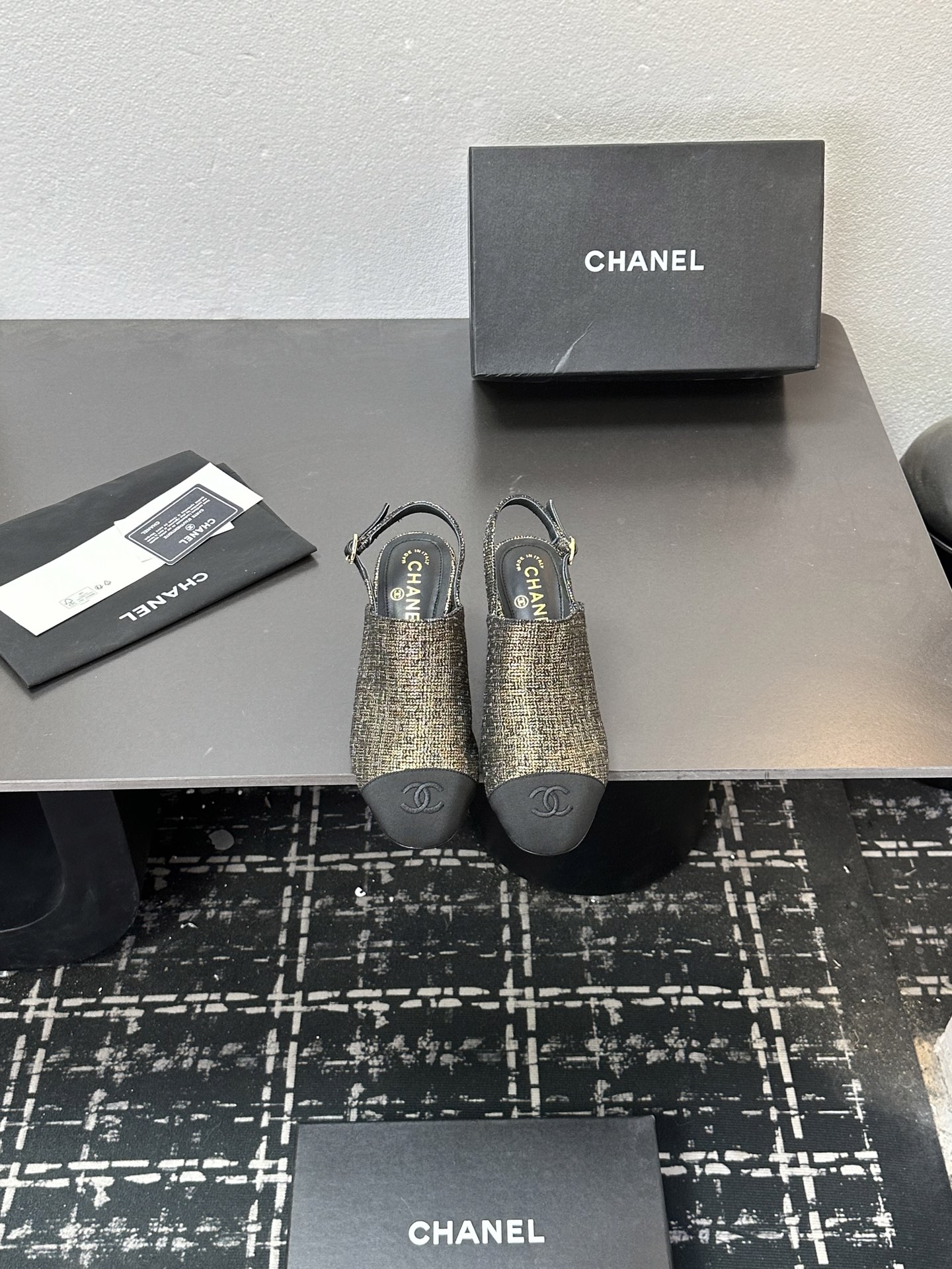 NO:615859,2025 Xiaoxiang is a must-have item for autumn and winter this season!  !  Chanel's autumn and winter heavy industry hot styles are highly recommended by Xiaohongshu. They look good no matter how you match them. They are a must-have for fashion. Ms. Chanel loves simple and irresistible combinations to show her unique dressing style. She can mix and match freely to shine and follow the fashionable steps of her grandma!  !  !  Enlarge the exquisite details to see the original molded hardware buckle. The top version is made at the purchasing level★ The upper is made of original customized cowhide (satin) sheepskin feet, the original molded leather outsole, size 35-39 (40, 41, sandals, chanel, sandals, cowhide, sheepskin, silk fabric, Leather soles198609092025小香 本季秋冬季必备单品！！ 香奈儿秋冬重工爆款 小红书力推款,怎么搭配都好看,时髦精必备,香奈儿女士钟爱简约又难以抗拒系搭配展现与众不同的穿搭风格、自由混搭闪耀到位跟紧香奶奶时尚步伐！！！精致细节放大看原版开模五金扣 顶级版本代购级别打造★鞋面采用原版定制牛皮（绸缎）羊皮垫脚,原版开模真皮大底,码数35-39（40、41,凉鞋,chanel,sandals,cowhide,sheepskin,silk fabric,Leather soles,Women's Shoes