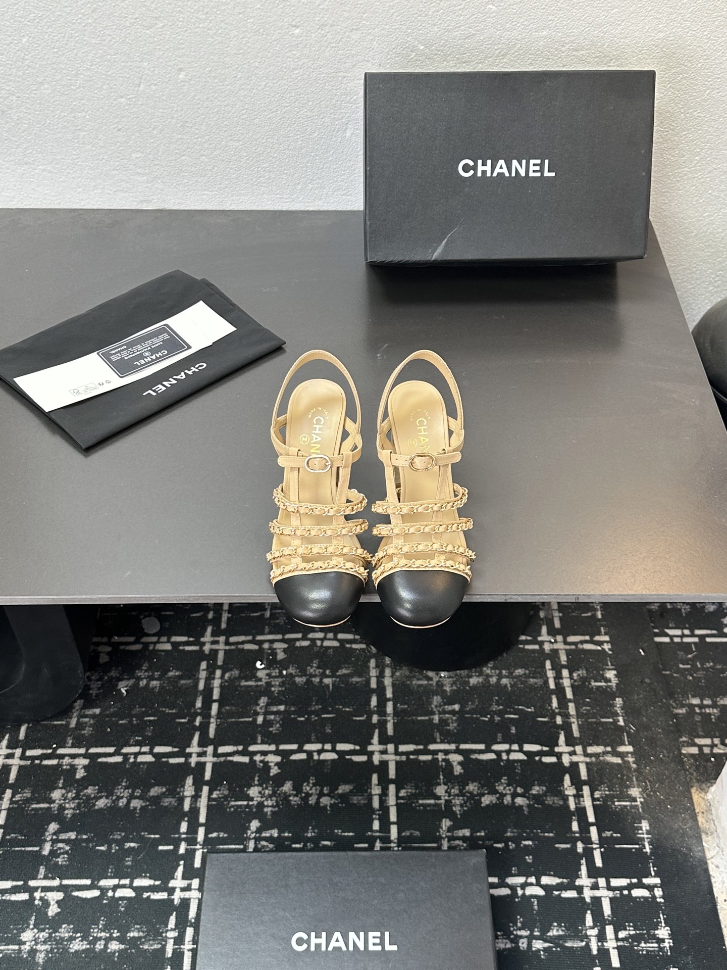 NO:679000,2025 Xiaoxiang is a must-have item for autumn and winter this season!  !  Chanel's autumn and winter heavy industry hot styles are highly recommended by Xiaohongshu. They look good no matter how you match them. They are a must-have for fashion. Ms. Chanel loves simple and irresistible combinations to show her unique dressing style. She can mix and match freely to shine and follow the fashionable steps of her grandma!  !  !  Exquisite details. Zoom in to see the original molded hardware buckle. The top version is made at the purchasing level★ The upper is made of original customized cowhide, sheepskin lining and the original molded leather outsole, code number 35-39 (40, 41, sandals, chanel, sandals, cowhide, sheepskin, Leather soles198609092025小香 本季秋冬季必备单品！！ 香奈儿秋冬重工爆款 小红书力推款,怎么搭配都好看,时髦精必备,香奈儿女士钟爱简约又难以抗拒系搭配展现与众不同的穿搭风格、自由混搭闪耀到位跟紧香奶奶时尚步伐！！！精致细节放大看原版开模五金扣 顶级版本代购级别打造★鞋面采用原版定制牛皮,羊皮内里垫脚,原版开模真皮大底,码数35-39（40、41,凉鞋,chanel,sandals,cowhide,sheepskin,Leather soles,Women's Shoes