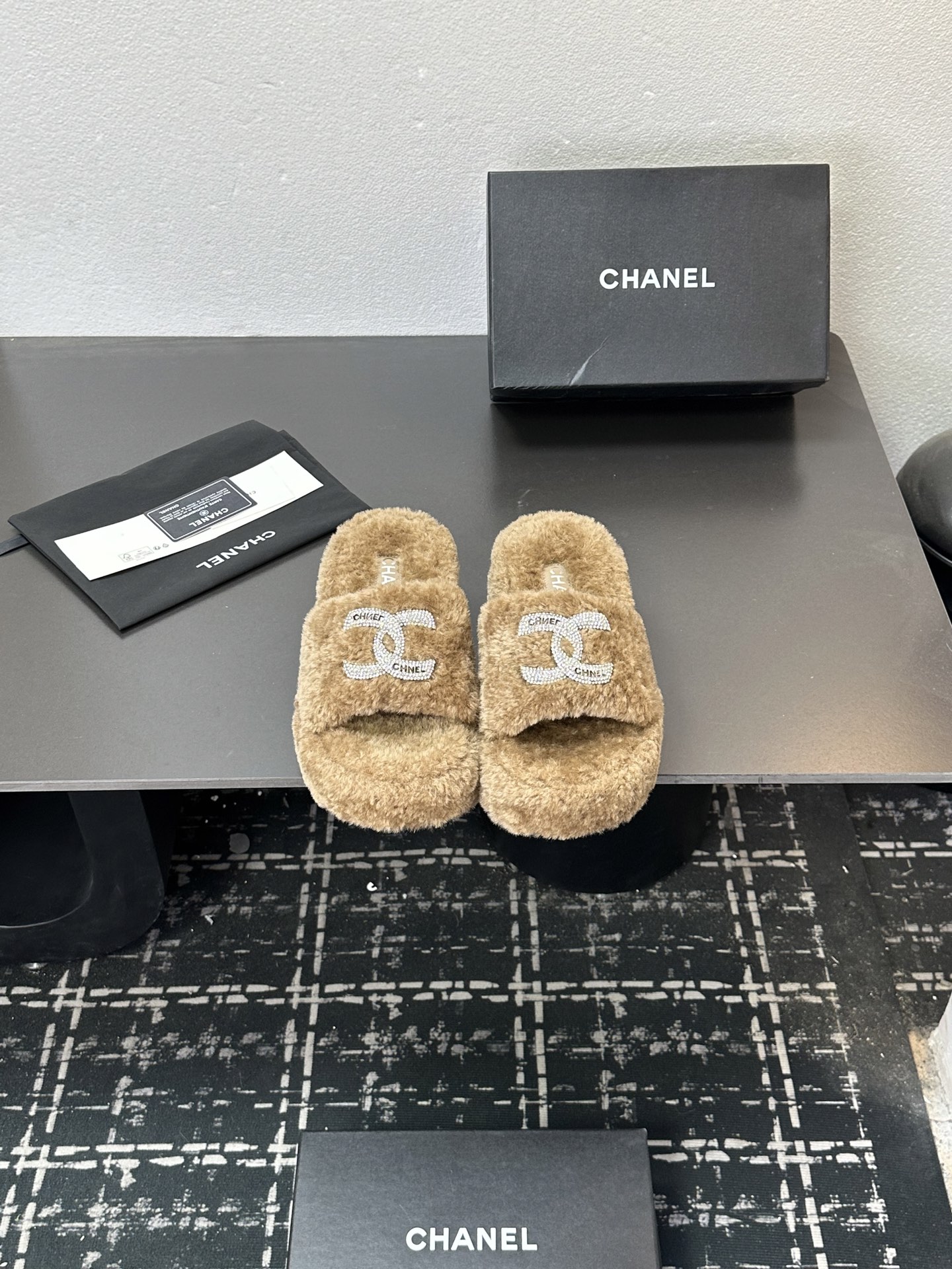 NO:625772,2025sss official website and Xiaohongshu synchronize the latest color matching Xiaoxiangjia’s popular models are hotly launched, with upgraded workmanship and high quality!   The latest fashionable fur slippers, super versatile and warm sole for the feet, the heroines' favorite [Fireworks] [Fireworks] rubber outsole 5 sizes 35-41, [Note 40+41 custom-made], fur shoes and slippers, chanel, slippers198609092025sss官网、小红书同步最新配色小香家爆款火热上线,做工升级版,高品质！  时尚潮流最新款毛毛拖,上脚超百搭暖底,女主们的最爱[烟花][烟花] 橡胶大底 5码数35-41码,【注40+41订做】,毛毛鞋拖鞋,chanel,slippers,Women's Shoes