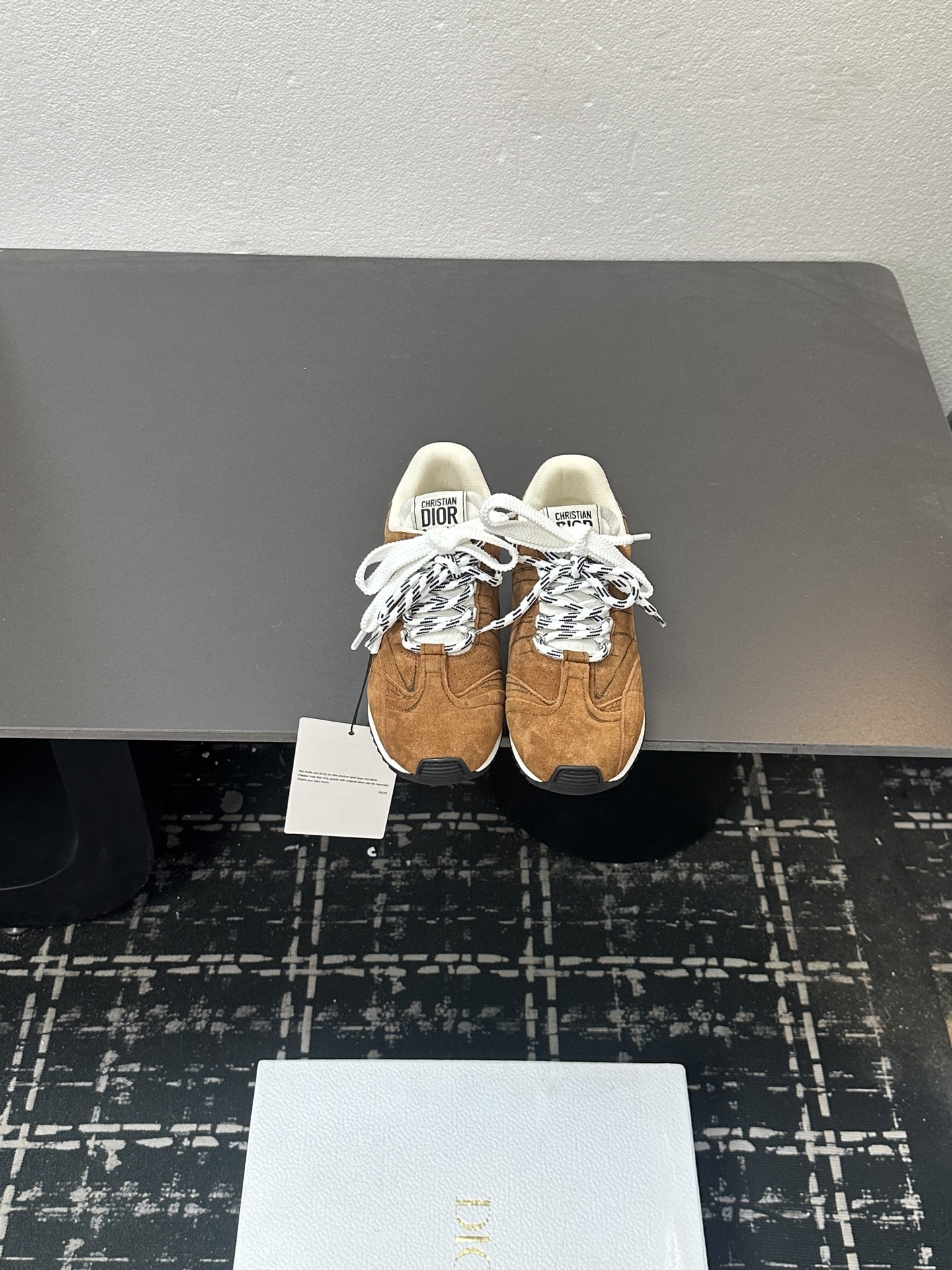 NO:625765,High version. Original purchase and development h or This Dior Vibe Dior sneaker incorporates Dior's haute couture spirit and reinterprets the classic running shoes. Forrest Gump shoes. It is paired with Oblique printing 3D printing technology original replica fabric to create a contrasting modern style. The details are displayed with a 3D effect, and the iconic details of the logo decoration on the side and back are further embellished. Complement with various casual or elegant items to create a modern look. *  The tongue is decorated with the Christian Dior PARIS Logo in 3 different colors and fabric overlapping lines. It is consistent with the original version and full of details. Welcome to compare and compare with the ordinary version on the market.  Material - original cowhide with cow velvet and rainproof cloth; original molded outsole Size 35-40 (41 can be customized), casual shoes/sports shoes, dior, dior, sneakers, cowhide19860909高版本. 原版购入开发 h or 这款Dior Vibe迪奥运动鞋融入 Dior 的高订精神,重新诠释经典跑鞋德训鞋.阿甘鞋.搭配 Oblique 印花3D打印科技原版复刻面料、打造对比鲜明的现代风格. 以 3D 效果展示细节、侧面后侧Logo装饰标志性细节进一步点缀. 与各式休闲或优雅单品相得益彰,打造摩登造型. * 鞋舌以3种不同颜色与布料重叠走线饰以Christian Dior PARIS Logo标志. 与原版一致.细节满满. 欢迎对比秒杀市面普通看图做货版本. * 原版橡胶TPU鞋底饰以 DIOR 标志. 凸凹胶质鞋底饰以 Christian Dior 的幸运星符号. 原版一致.满满细节. 真心好货.明星网红纷纷上脚超美超赞. 配置专柜正品原版包装. 材质-原版牛皮面搭配牛绒与防雨布；原版开模大底 Size35-40（41可订做）,休闲鞋/运动鞋,dior,dior,sneakers,cowhide,Women's Shoes