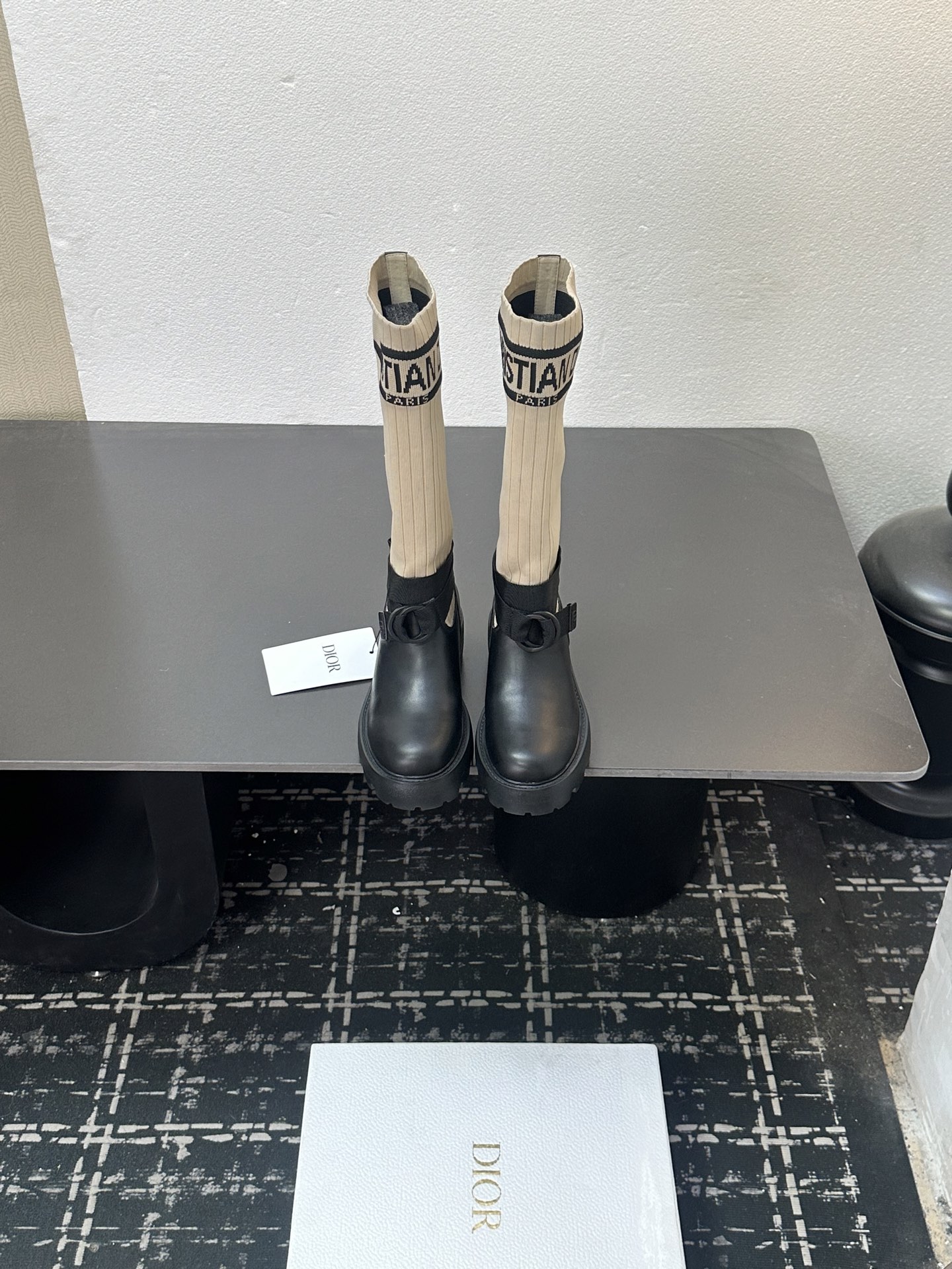 NO:625751,DIOR CHRONO 25ss high version new mid-top, high-top boots. Simple and super versatile. The upper is equipped with Logo nylon webbing CD lock buckle. The upper foot is comfortable, perfect and luxurious, and can be matched with any spring, summer, autumn and winter clothing. The original material is disassembled and reproduced perfectly. The calf leather surface is matched with the fly knit boot shaft and can be folded close to the calf. The inner foot pad is all cowhide. The original super lightweight TPU absorbent film anti-slip outsole.  Unique. Full of details. Fine workmanship. Worth owning. Equipped with original packaging at the counter. SIZE35--40 (41 can be customized), boots, dior, dior, boots, cowhide19860909DIOR CHRONO迪奥 25ss高版本新款中帮. 高帮靴. 简约超级百搭. 鞋面搭配 Logo尼龙织带CD标锁扣.上脚更是舒适完美奢华可任意搭配春夏秋冬服饰. 材质原版拆解完美复刻.小牛皮面搭配飞织靴筒随意折叠紧贴小腿.内里垫脚全牛皮. 原版超级轻盈TPU吸膜防滑大底. 别出心裁.细节满满.做工精细.值得拥有 配置专柜原版包装. SIZE35--40（41可订做）,靴子,dior,dior,boots,cowhide,Women's Shoes