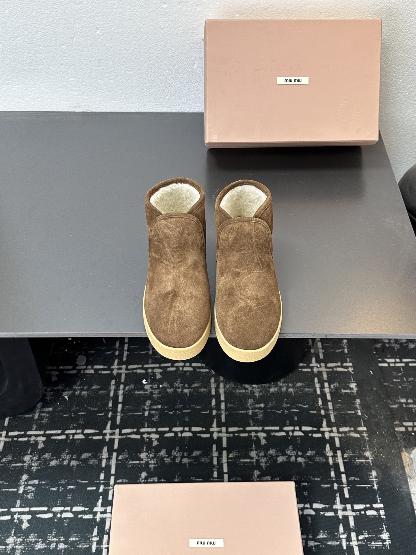 NO:625744,2025 autumn and winter new MiuMiu ethnic style bohemian style snow boots fur boots  Autumn and winter catwalks, the new winter sweet and cool girl's warmth, snow boots are a new level of sweet and cool. From the shape to the details, they have the right combination of girliness and warmth. The mercerized cow suede fabric has a delicate and high-end feel. The wool velvet edge of the shoe mouth is fluffy and soft, which is visually very 'warm'. It can also modify the ankle line and make the calf look slimmer. It is very suitable for daily outings and winter commuting.  Size 35-40 (40, 41 customized), snow boots, miumiu, boots198609092025秋冬新款 MiuMiu 民族风 波西米亚风格 雪地靴 毛靴 秋冬走秀新款冬日甜酷少女的温暖选择雪地靴甜酷新高度,从造型到细节,把少女感与保暖性拿捏刚好,丝光牛反绒面料自带细腻高级感,鞋口羊毛绒边蓬松柔软,视觉上就很“暖”,还能修饰脚踝线条,让小腿看起来更纤细.无论是日常出街还是冬日通勤,都很合适 码数35-40（40、41订做）,雪地靴,miumiu,boots,Women's Shoes