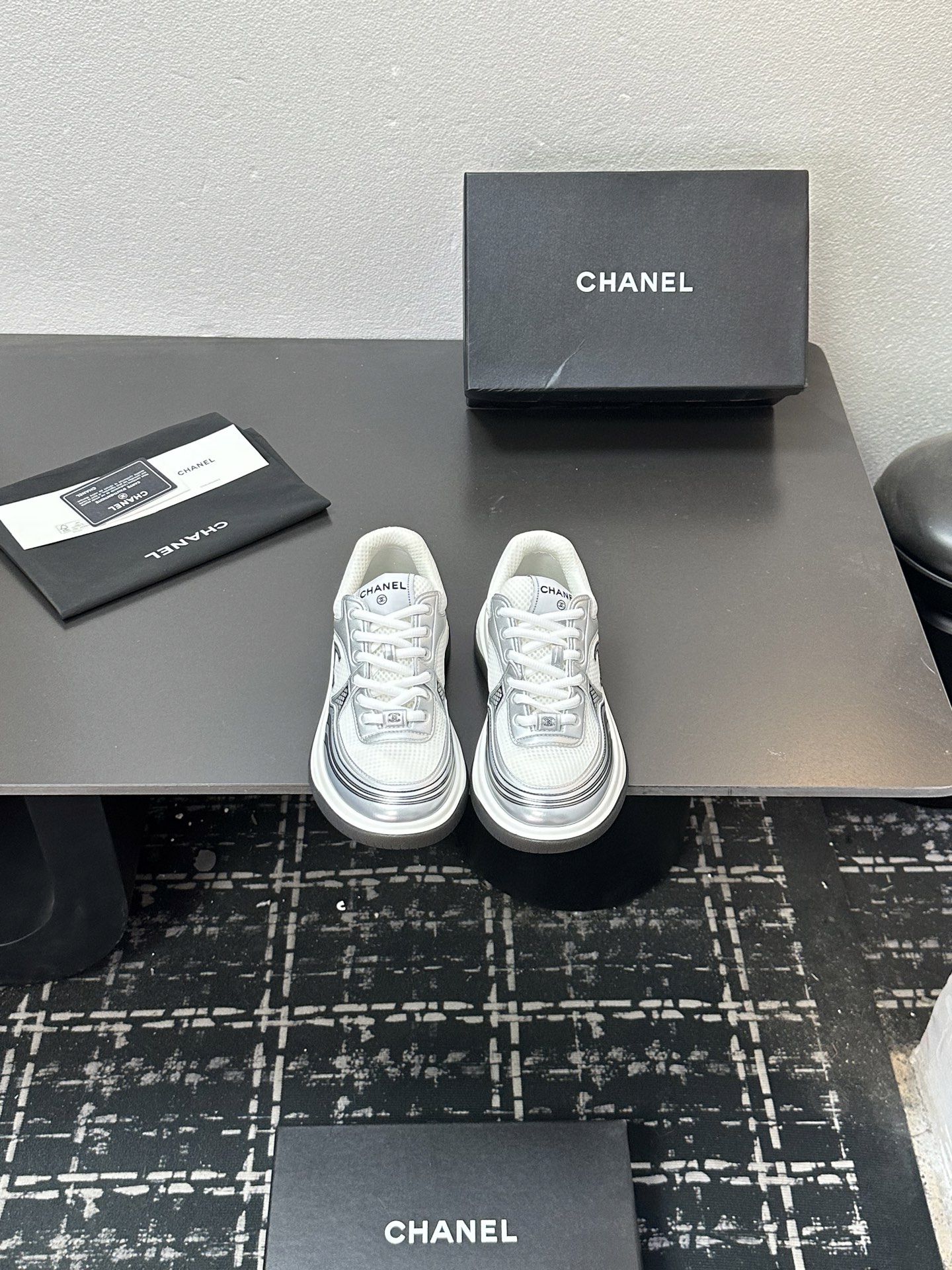 NO:629085,Chanel Chanel panda shoes!  2025 counter top casual sports shoes This classic design; the upper is in the style of electric embroidery with various craftsmanship; the outsole is fashionable and sporty; it incorporates a variety of color matching elements... The diversified mix and match is very good-looking and versatile, casual, fashionable, sports, and outdoor can be taken into account... Go material The upper is made of original imported first-layer silk cowhide + original waterproof cloth + original first-layer cowhide. The lining is made of original sheep lining + mesh outsole based on the original TPU combination outsole.  Counter boutique package complete set for women 35-41, casual shoes/sports shoes, chanel, chanel, sneakers, cowhide19860909Chanel香奈儿熊猫鞋！2025专柜顶级休闲款运动鞋 这款经典设计；鞋面多种工艺电绣的风格；大底却时尚运动；不平凡的拥入了多种配色元素…… 多元化混搭非常好看百搭,休闲,时尚,运动,户外都能兼顾…… Go 材料 鞋面采用 原版进口头层丝绸牛皮+原版防水布+原版头层牛皮 内里采用 原版羊里+网 大底根据 原版TPU组合大底 专柜精品包装全套女35–41,休闲鞋/运动鞋,chanel,chanel,sneakers,cowhide,Women's Shoes