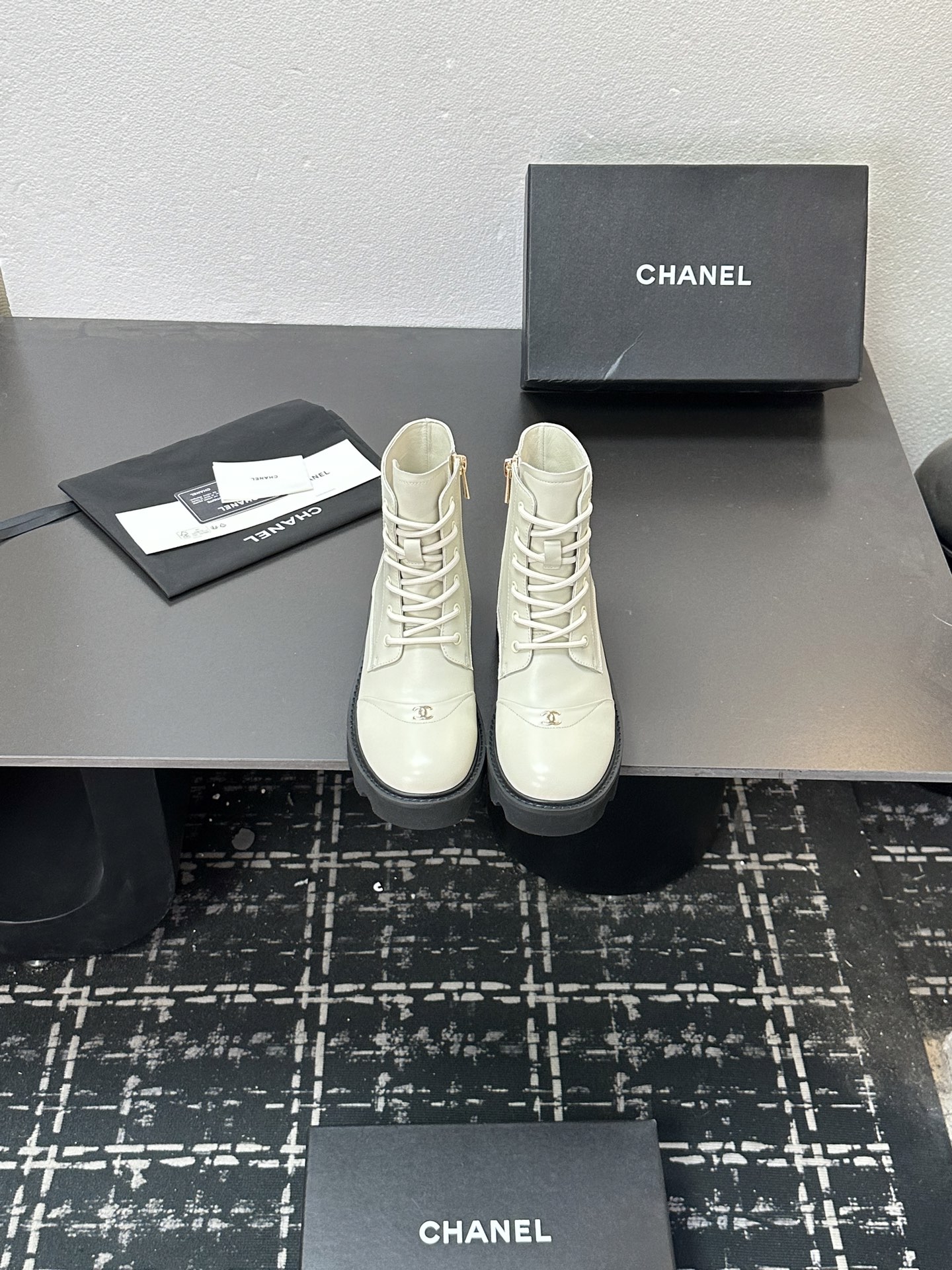 NO:629051,2025 Xiaoxiang short boots, a must-have item for this autumn and winter!  !  Chanel's autumn and winter heavy industry popular short boots are highly recommended by Xiaohongshu. They look good no matter how you match them. They are a must-have for fashion. Ms. Chanel loves simple and irresistible combinations to show her unique dressing style. She can mix and match freely to shine and follow the fashionable steps of her grandma!  !  !  Exquisite details. Zoom in to see the original molded hardware buckle. The top version is made at the purchasing level. ★The upper is made of first-layer cowhide-sheepskin lining, rubber sole. Size 35-39 (order 40/41), boots, chanel, boots, cowhide, sheepskin.198609092025小香短靴,本季秋冬季必备单品！！ 香奈儿秋冬重工爆款短靴 小红书力推款,怎么搭配都好看,时髦精必备,香奈儿女士钟爱简约又难以抗拒搭配展现与众不同的穿搭风格、自由混搭闪耀到位跟紧香奶奶时尚步伐！！！精致细节放大看原版开模五金扣 顶级版本代购级别打造★鞋面采用头层牛皮-羊皮内里,橡胶底 码数35-39（40/41订）,靴子,chanel,boots,cowhide,sheepskin,Women's Shoes