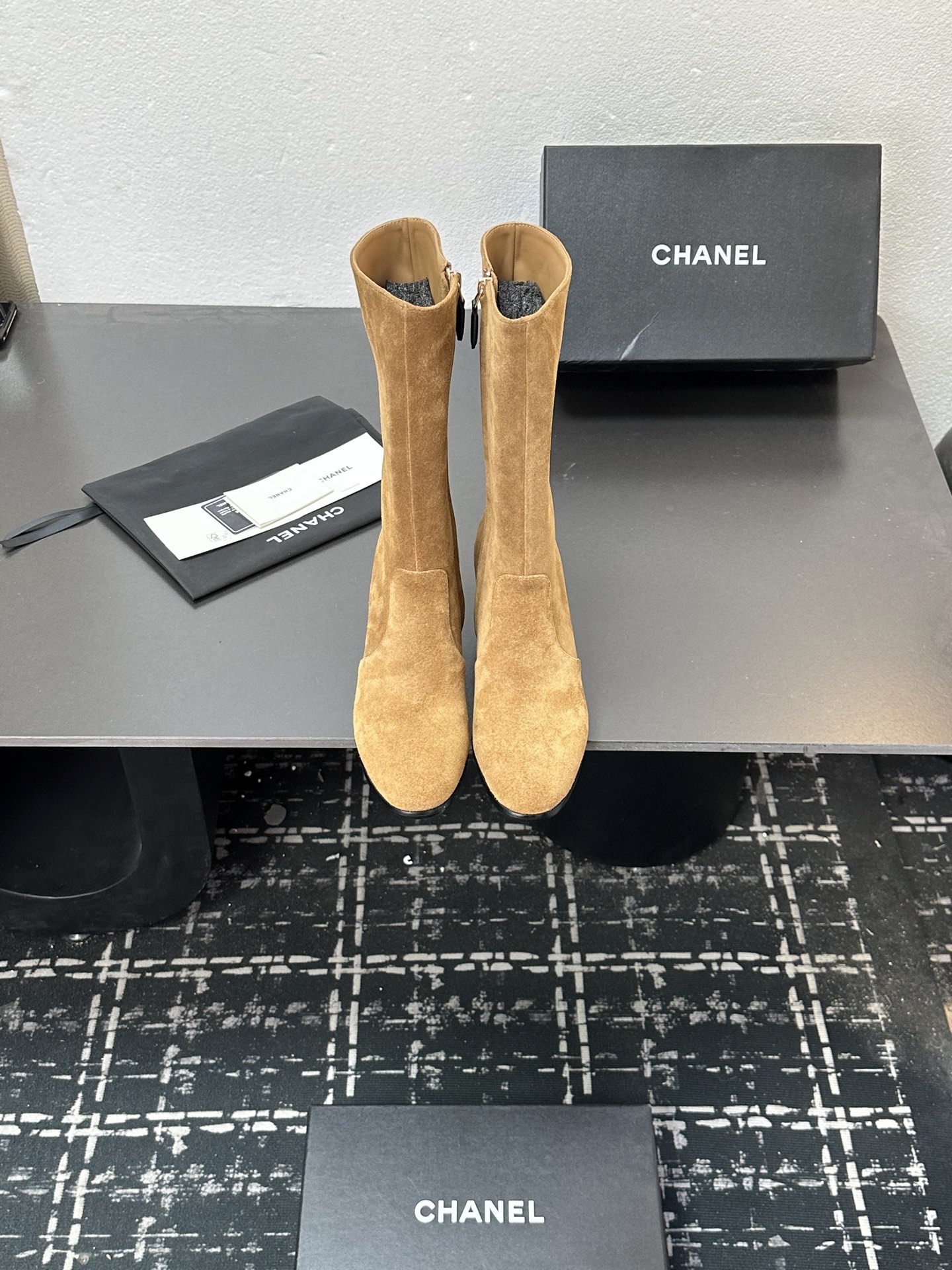 NO:629060,2025 Xiaoxiang short boots, a must-have item for this autumn and winter!  !  Chanel's autumn and winter heavy industry popular short boots are highly recommended by Xiaohongshu. They look good no matter how you match them. They are a must-have for fashion. Ms. Chanel loves simple and irresistible combinations to show her unique dressing style. She can mix and match freely to shine and follow the fashionable steps of her grandma!  !  !  Exquisite details. Zoom in to see the original molded hardware buckle. The top version is made at the purchasing level. ★The upper is made of first-layer cowhide-sheepskin lining, genuine leather bottom, size 35-39 (order 40/41), boots, chanel, boots, cowhide, sheepskin198609092025小香短靴,本季秋冬季必备单品！！ 香奈儿秋冬重工爆款短靴 小红书力推款,怎么搭配都好看,时髦精必备,香奈儿女士钟爱简约又难以抗拒搭配展现与众不同的穿搭风格、自由混搭闪耀到位跟紧香奶奶时尚步伐！！！精致细节放大看原版开模五金扣 顶级版本代购级别打造★鞋面采用头层牛皮-羊皮内里,真皮底 码数35-39（40/41订）,靴子,chanel,boots,cowhide,sheepskin,Women's Shoes