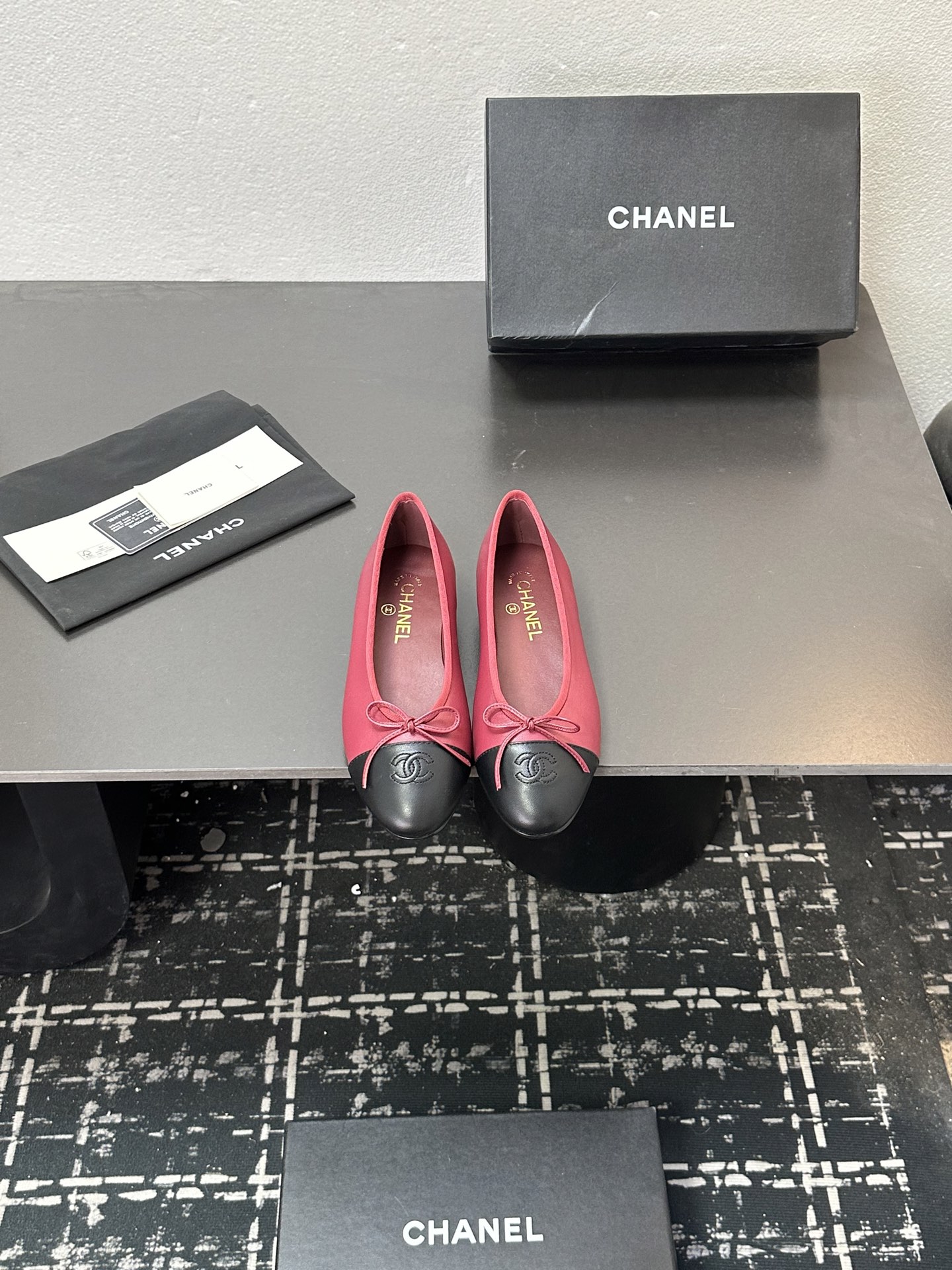 NO:629042,Chanel Chanel's top-quality electric embroidered rhombus ballet shoes, flat shoes, fashionable items, timeless classics, maintaining elegance. Exquisite style, celebrities, Internet celebrities can be seen everywhere on their feet, luxury, original copy of the popular style that will never fade away, upper; imported mixed sheepskin, lining sheepskin, code number 35-39 (34 40 41 42 43 custom-made, non-returnable), single shoes, chanel, chanel, sheepskin19860909chanel小香香奈儿顶级货电绣菱格芭蕾舞鞋 平底单鞋 时尚单品 永恒的经典保持高雅.精美的风格 明星 网红上脚随处可见 奢华 永不褪去的流行原版复制,鞋面；进口混种羊皮 内里羊皮,码数35-39（34 40 41 42 43定做不退换）,单鞋,chanel,chanel,sheepskin,Women's Shoes