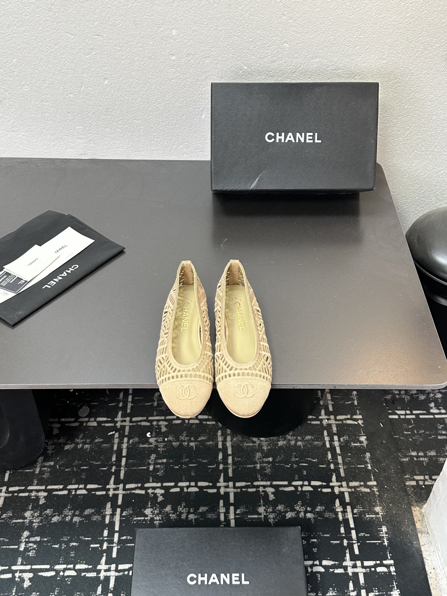 NO:629027,Chanel Chanel Little Fragrance Style 25SS finally comes out with woven ballet shoes and flat shoes. Shoes worthy of a separate article. I want to say that I have finally waited for you!  So elegant and chill. Wear it in the summer to enjoy the breeze and walk on the street. Round square toe design. Cute and cute~ The appearance is super online. When you wear it, you will feel like a wealthy daughter. I thought it was good-looking. Only when you put it on your feet do you know how easy it is to wear~ Exclusive custom-made mesh weaving on the upper (comfortable and breathable), sheepskin outsole, genuine leather sole imported from Italy. Size: 35-39 (customized at 40.41), ballet shoes, chanel, chanel, sheepskin19860909Chanel 香奈儿小香风25SS终于出编织芭蕾鞋了平底单鞋 值得单独发一篇的鞋子 要说一句终于等到你！ 太优雅太chill了 夏天穿着吹吹小风 溜溜马路 圆方头设计 呆萌可爱～颜值超级在线 穿起来就是富家千金的即视感 本以为就是好看 上脚才更知道它有多好穿～ 鞋面独家定做网布编织（舒适透气） 垫脚羊皮 大底意大利进口真皮底 码数:35-39（40.41定制）,芭蕾舞鞋,chanel,chanel,sheepskin,Women's Shoes