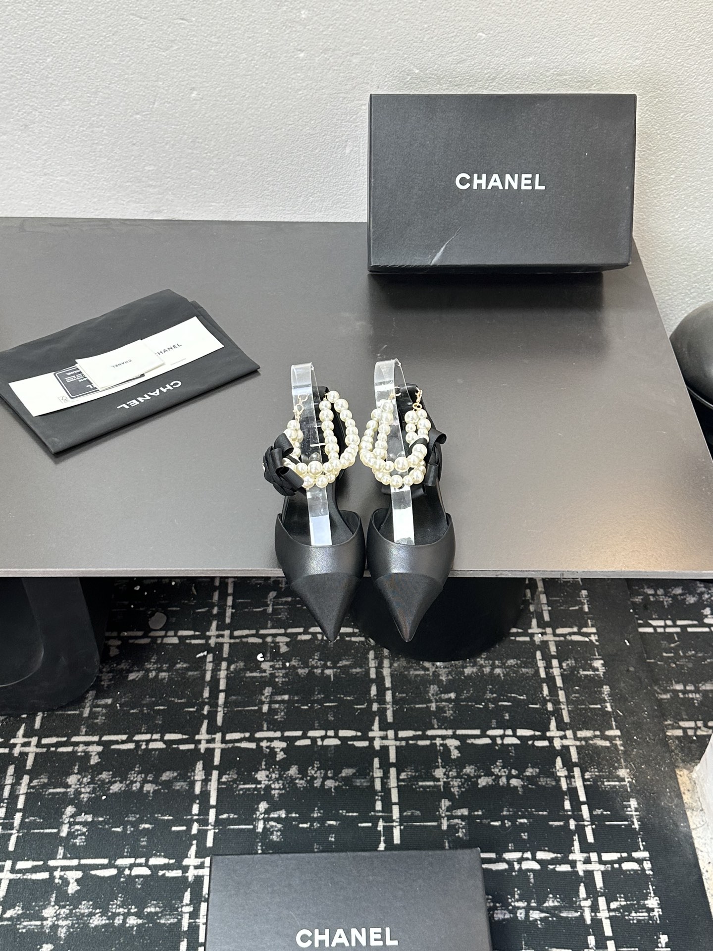 NO:629004,2026 Spring and Summer New Style Chanel Xiaoxiang 26C Pointed Toe Anklet Large Pearl Sandals Double C Buckle Camellia Flat Bottom Mary Jane Classic Double Color Blocking Hollow Shoes This sandal opens the spring and summer with neat tailoring. The color matching design collides with fresh inspiration. The hollow version allows the skin to embrace the breeze freely, and every step has a light rhythm.  .The wide anklet between the ankles is the finishing touch, and the large pearl string trembles with each step, continuing the original intention of small fragrant pearls becoming a feminine element, breaking the boundary between luxury and daily life, so that delicacy does not need to be exaggerated. The pointed design cleverly extends the leg lines, visually elongates the proportion, and easily creates a sense of 'long legs'!  Lambskin upper, sheepskin lining, Italian genuine leather outsole, size 35-39 (40.41 custom made, non-refundable), single shoes, chanel, sandals, mary jane, sheepskin, Leather soles198609092026春夏新款 Chanel小香26C 尖头脚环大珍珠凉鞋双C扣山茶花平底玛丽珍经典双拼色中空单鞋 这款凉鞋以利落剪裁开启春夏序章,拼色设计碰撞出鲜活灵感,中空版型让肌肤与微风自在相拥,每一步都踩着轻盈韵律 .脚踝间的宽幅脚环是点睛之笔,硕大珍珠串饰随步履轻颤,延续着小香珍珠成为柔美元素的初心,打破华贵与日常的边界 让精致无需浮夸. 尖头设计巧妙延伸腿部线条 视觉上拉长比例 轻松打造“大长腿”既视感！ 鞋面小羊皮 内里垫脚羊皮 鞋底意大利真皮大底 码数35-39（40.41定做不退换）,单鞋,chanel,sandals,mary jane,sheepskin,Leather soles,Women's Shoes