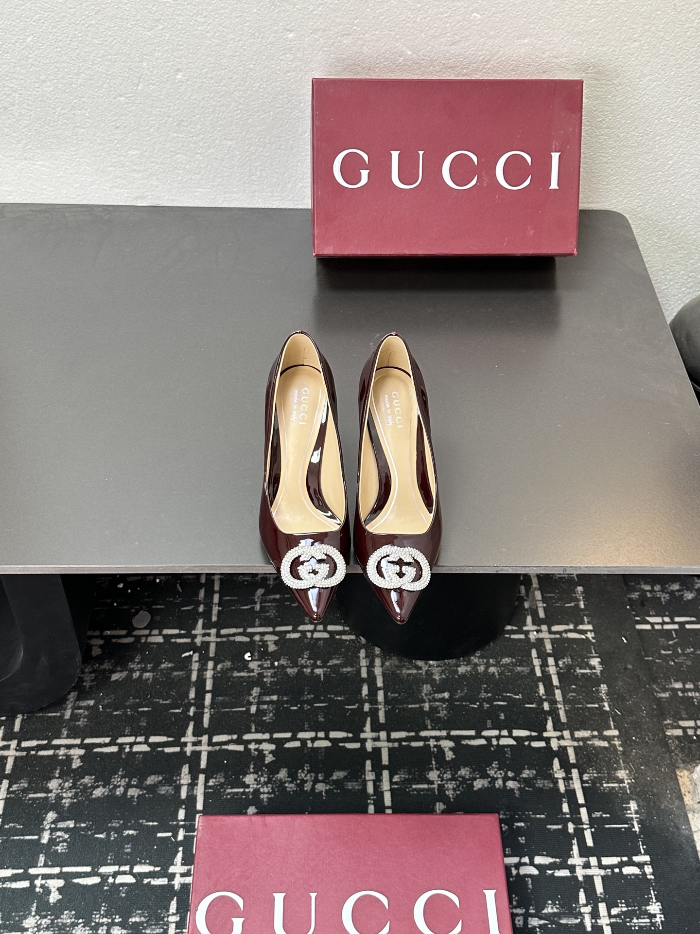 NO:629011,2026 new spring new Gucci early spring rhinestone double G thin strap high-heeled shoes are fully studded with fine rhinestones. They shine with luster under the refraction of light. They are not exaggerated but have high-gloss recognition. They are the contemporary translation of the brand's century-old DNA. The 8.5cm stiletto heels are tall and stylish. The feet of small people can naturally elongate the body proportions. The versatile attributes are suitable for all scenes. Paired with silk suspender skirts, it is luxurious, gentle and elegant for dating and commuting.  Paired with high-waisted wide-leg pants and a simple shirt, it has a smart and modern style. Paired with a floral tea dress, it is suitable for early spring vacation travel. It can easily become the finishing touch of the look. It is suitable for switching between day and night. The fabric is made of original patent leather/cow leather, and the lining and toes are all sheepskin. Italian imported leather outsole, size 35-39 (customized 40/41/42), single shoes, gucci, skirts, shirts, cowhide, sheepskin, real  silk,leather soles198609092026新春新款 Gucci早春水钻双G细带高跟单鞋 满镶细碎水钻 光线折射下闪映莹润光泽 不浮夸却自带高光辨识度 既是品牌百年DNA的当代转译 8.5cm细高跟挺拔有型 小个子上脚可自然拉长身形比例 百搭属性适配全场景穿搭 搭配真丝吊带裙 是约会通勤的温柔奢雅 配高腰阔腿裤与简约衬衫 干练摩登格调 搭碎花茶歇裙 适配早春度假出行 轻松成为造型点睛之笔 昼夜切换造型皆得体出众. 面料采用原版漆皮/牛皮 内里踮脚均为羊皮 意大利进口真皮大底 size35-39（40/41/42定制）,单鞋,gucci,skirts,shirts,cowhide,sheepskin,real silk,Leather soles,Women's Shoes