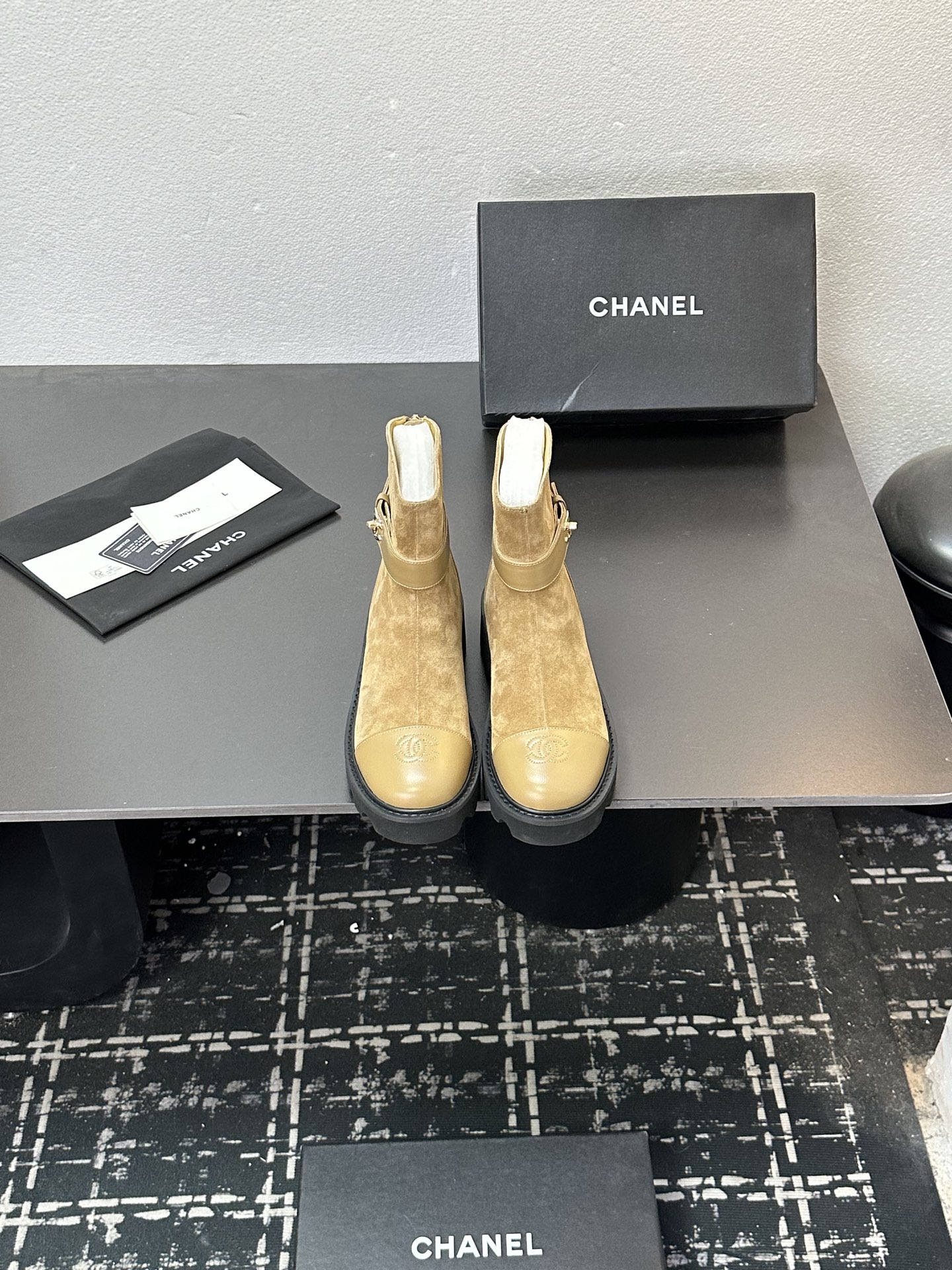 NO:628998,2025 Xiaoxiang short boots, a must-have item for this autumn and winter!  !  Chanel's autumn and winter heavy industry popular short boots are highly recommended by Xiaohongshu. They look good no matter how you match them. They are a must-have for fashion. Ms. Chanel loves simple and irresistible combinations to show her unique dressing style. She can mix and match freely to shine and follow the fashionable steps of her grandma!  !  !  Exquisite details. Zoom in to see the original molded hardware buckle. The top version is made at the purchasing level. ★The upper is made of first-layer cowhide-sheepskin lining, rubber sole. Size 35-39 (order 40/41), boots, chanel, boots, cowhide, sheepskin.198609092025小香短靴,本季秋冬季必备单品！！ 香奈儿秋冬重工爆款短靴 小红书力推款,怎么搭配都好看,时髦精必备,香奈儿女士钟爱简约又难以抗拒搭配展现与众不同的穿搭风格、自由混搭闪耀到位跟紧香奶奶时尚步伐！！！精致细节放大看原版开模五金扣 顶级版本代购级别打造★鞋面采用头层牛皮-羊皮内里,橡胶底 码数35-39（40/41订）,靴子,chanel,boots,cowhide,sheepskin,Women's Shoes