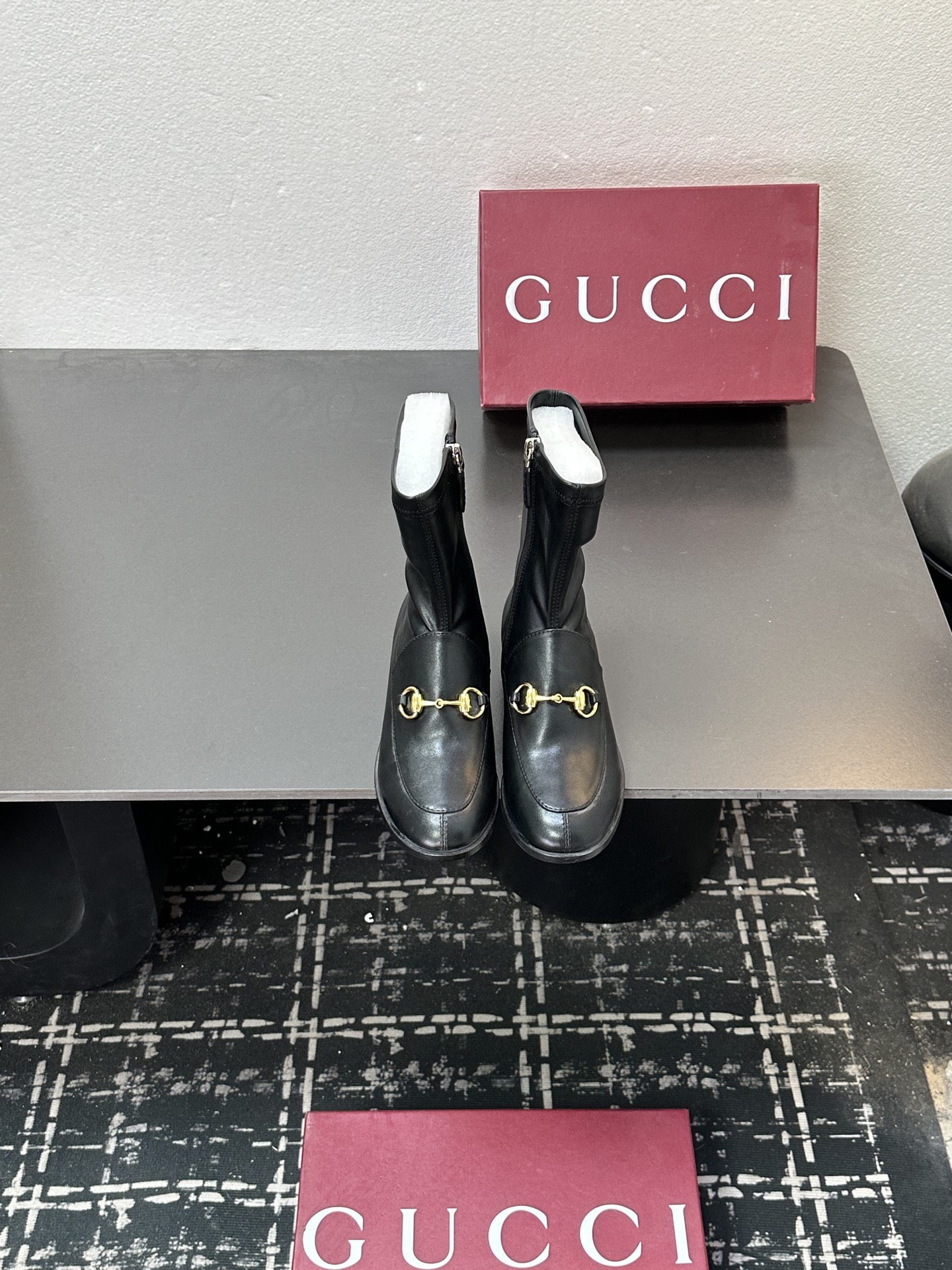 NO:628986,Top version of Gucci high-end boutique 2025 early autumn new horsebit boots ———————————— Classic thick heel square toe ankle boots with original quality! Every detail has been carefully crafted and can be compared with ZG, no second quality!  The fabric is original custom-made imported calf elastic ancient soft sheepskin. Dongguan Dachang's mold-opening hardware horsebit. Inner lining/foot pads high-end customized sheepskin lining. Heel height 2.5cm. Outsole Italian genuine leather bottom. Size 35-42 (40 41 42 customized, non-returnable). Full set of original high-end packaging!  ,boots,gucci,boots,sheepskin19860909顶级版本Gucci高端精品 2025早秋新款马衔扣长靴 ———————————— 经典粗跟方头踝靴原汁原味原单品质!每个细节皆经过精心细致打造,可与ZG对比如一,无二品质！ 面料原版定制进口小牛弹力古软羊皮 东莞大厂开模五金马衔扣 内里／垫脚高端定制羊皮里 跟高2.5cm 大底意大利真皮底 尺码35-42（40 41 42定做,不退换） 全套原板高端包装！,靴子,gucci,boots,sheepskin,Women's Shoes