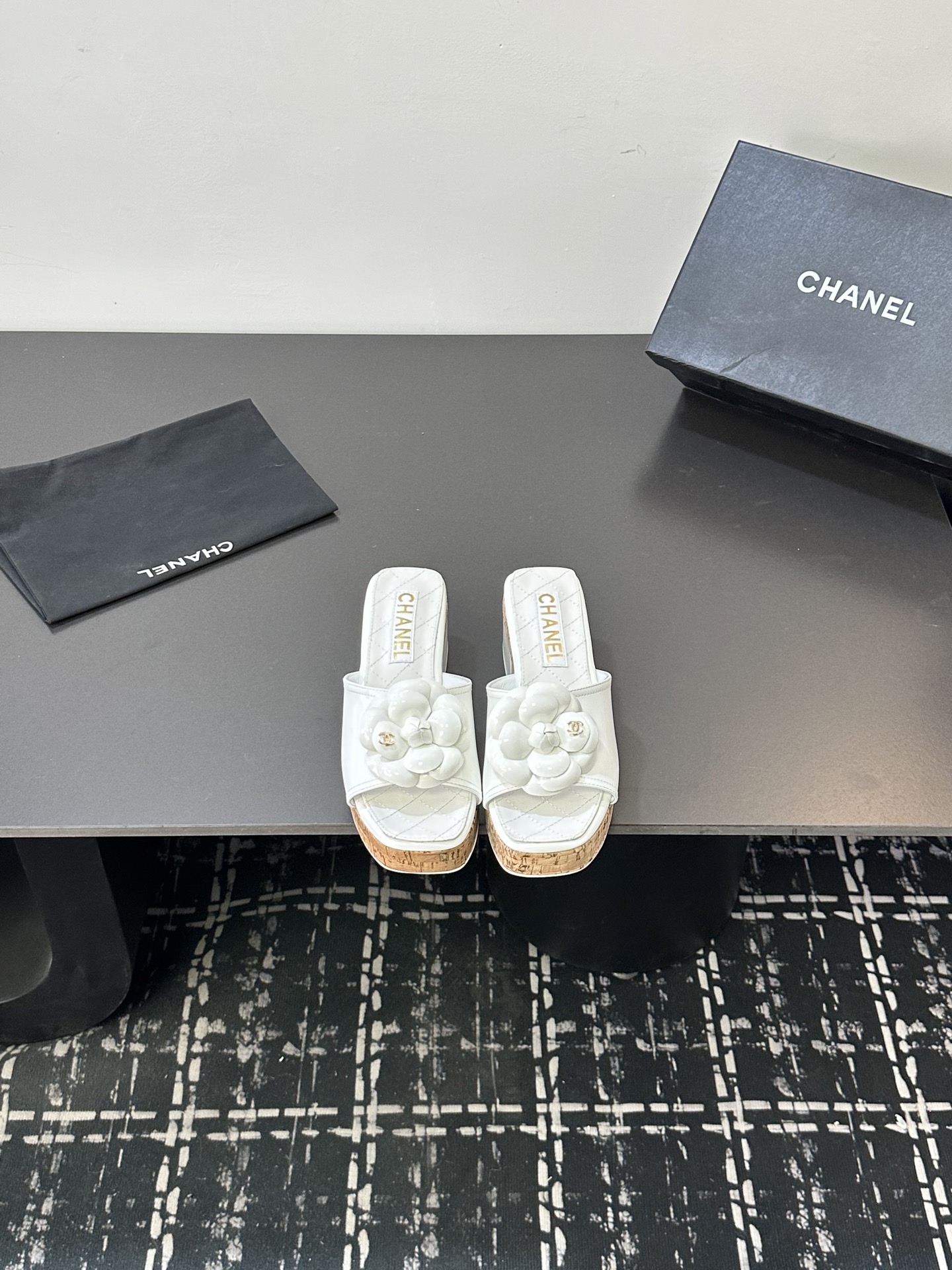 NO:631046,26Ss spring and summer new model Chanel Chanel Xiaoxiang Camellia Classic Thick Bottom Platform Thick Heel Medium Heel One-Slip Slippers C's classic camellia design, gentle style is completely mastered!  The breath of summer, a must-have item for slippers, which are lazy and comfortable on the feet!  Each petal is handmade from lambskin. It is unambiguous about the material and pays great attention to texture details. Upper sheepskin/velvet, inner padding sheepskin, 5cm thick heel, Italian genuine leather outsole, size 35-39 (40, 41 customized, non-refundable), slippers, chanel, chanel, chanel, slippers, sheepskin, Leather soles1986090926Ss春夏新款Chanel香奈儿小香山茶花经典厚底台粗跟中跟一字拖鞋 C家经典山茶花设计,温柔风一整个拿捏了！夏天该有的气息 一字拖必备单品,上脚慵懒舒适！ 每一片花瓣都是小羊皮手工制作,对于材质毫不含糊,非常注重质感细节的一款. 鞋面羊皮/丝绒 内里垫脚羊皮 跟高粗跟5cm 鞋底意大利真皮大底 码数35-39（40,41定制不退换）,拖鞋,chanel,chanel,chanel,slippers,sheepskin,Leather soles,Women's Shoes