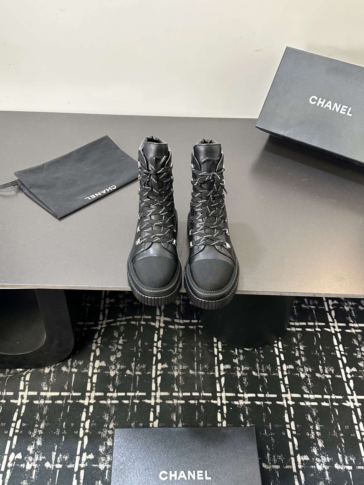 NO:631044,2025 Xiaoxiang short boots, a must-have item for this autumn and winter!  !  Chanel's autumn and winter heavy industry popular short boots are highly recommended by Xiaohongshu. They look good no matter how you match them. They are a must-have for fashion. Ms. Chanel loves simple and irresistible combinations to show her unique dressing style. She can mix and match freely to shine and follow the fashionable steps of her grandma!  !  !  Enlarge the exquisite details to see the original molded hardware buckle. The top version is made at the purchasing level. ★The upper is made of first-layer cowhide-sheepskin lining. The outsole is TPU size 35-39 (order 40/41), boots, chanel, boots, cowhide, sheepskin.198609092025小香短靴,本季秋冬季必备单品！！ 香奈儿秋冬重工爆款短靴 小红书力推款,怎么搭配都好看,时髦精必备,香奈儿女士钟爱简约又难以抗拒搭配展现与众不同的穿搭风格、自由混搭闪耀到位跟紧香奶奶时尚步伐！！！精致细节放大看原版开模五金扣 顶级版本代购级别打造★鞋面采用头层牛皮-羊皮内里 大底TPu 码数35-39（40/41订）,靴子,chanel,boots,cowhide,sheepskin,Women's Shoes