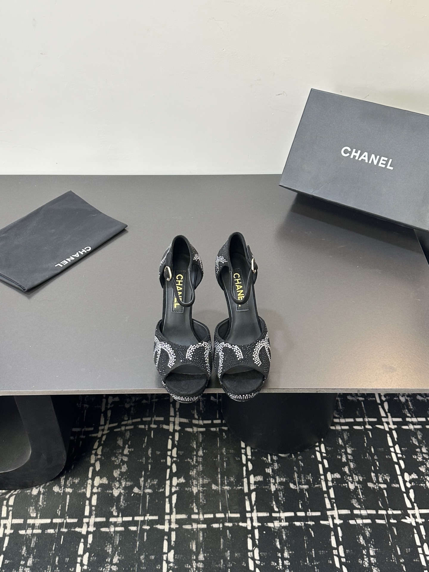 NO:631042,CHANE*｜Xiaoxiang 24P new product catwalk. Waterproof double-C rhinestone high-heeled sandals. A major new product on the Paris Fashion Week show. Wearing them instantly lengthens and slims the calf proportions. You can match them casually to create a sweet and cool temperament!  The upper is made of imported cashmere/rhinestones. The lining is made of silk sheepskin. Italian grade A genuine leather outsole. Water platform 2cm. Heel height 10.5cm. Size35-39 (40/41 customized). High heels sandals, chanel, sandals, high heels, sheepskin, Leather soles19860909CHANE*｜小香24P新品走秀 款防水台双C水钻高跟凉鞋 巴黎时装周周秀重磅新品 穿上瞬间拉长拉细小腿比例 随意的搭配即可造型出甜酷气质！ 鞋面采用进口羊绒/水钻 内里踮脚均为丝绸羊皮 意大利A级真皮大底 水台2cm 跟高10.5cm Size35-39（40/41定制）,高跟鞋凉鞋,chanel,sandals,high heels,sheepskin,Leather soles,Women's Shoes