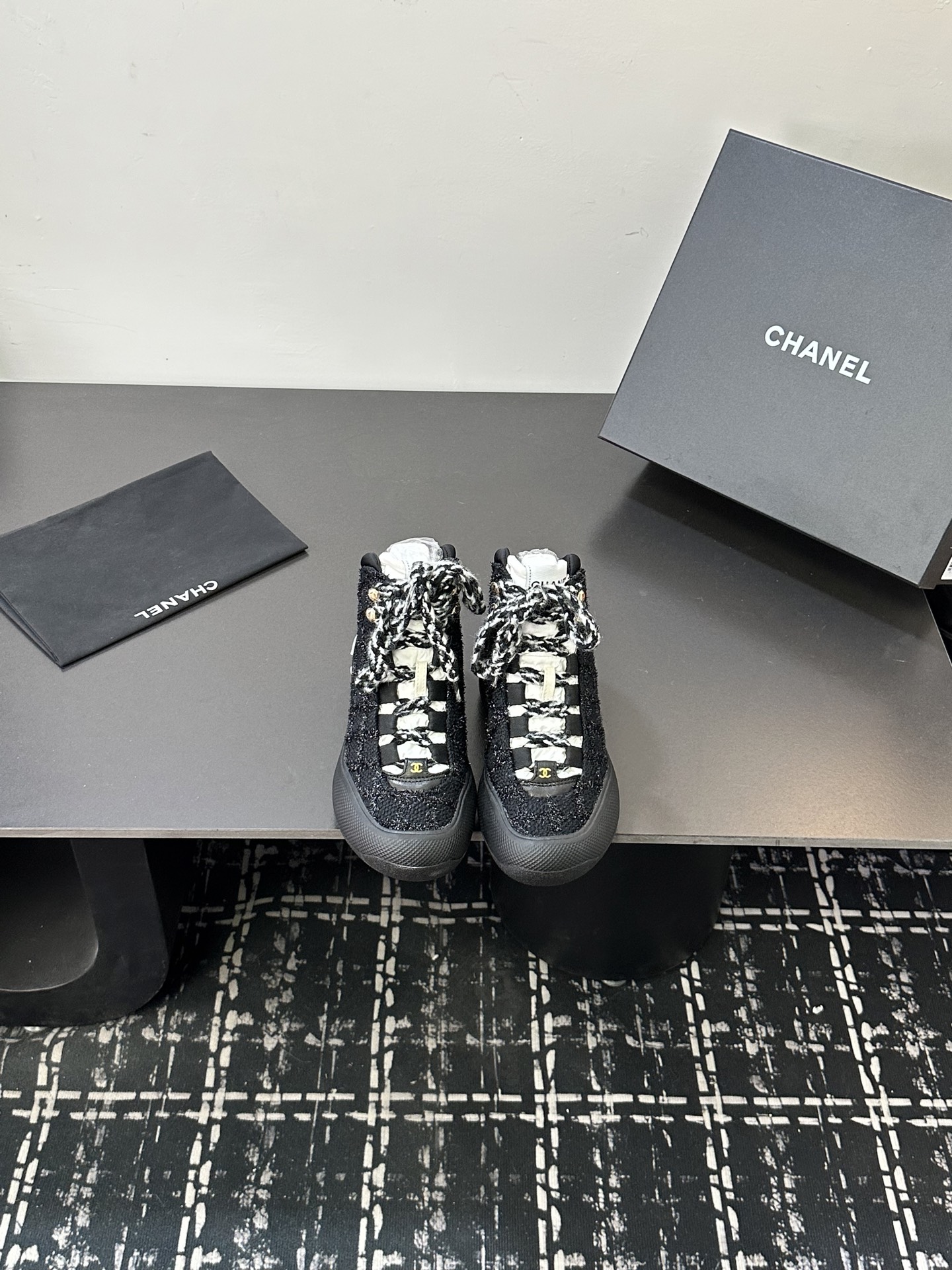 NO:650670,The most popular product in 2025 is Chanel (Chanel) 26K new ski boots, ski boots, high-top shoes, sports and leisure shoes, ready for sale!  Buy the original 1:1 replica. Every stitch and thread is of high standard. Imported sheepskin spliced ​​down cloth and sheepskin lining. Original customized TPU bottom with detachable buckle. Regardless of the shape, comfort, materials, workmanship, and packaging, we have put in all the effort!  Maybe we are not the cheapest on the market, but we are definitely the most cost-effective! Major celebrities and internet celebrities are rushing to buy them!  You definitely deserve it!  Women's size 35-39 (set at 40.41), casual shoes/sports shoes, chanel, chanel, boots, sneakers, down jacket, sheepskin198609092025年人气产品一香奈儿（Chanel）26K新款滑雪鞋滑雪靴高帮鞋运动休闲鞋现货发售！ 购原版1:1复刻. 每一针一线都高标准要求. 进口羊皮拼接羽绒布加羊皮里料 原版定制tpu底可拆卸扣. 不论从型体、舒适度、用料、做工、包装上面、我们都下足工夫！ 也许我们不是市场上最便宜的、但绝对是性价比至高的! 各大明星、网红争相抢购！ 您绝对值得拥有！女款35-39（40.41定）,休闲鞋/运动鞋,chanel,chanel,boots,sneakers,down jacket,sheepskin,Women's Shoes