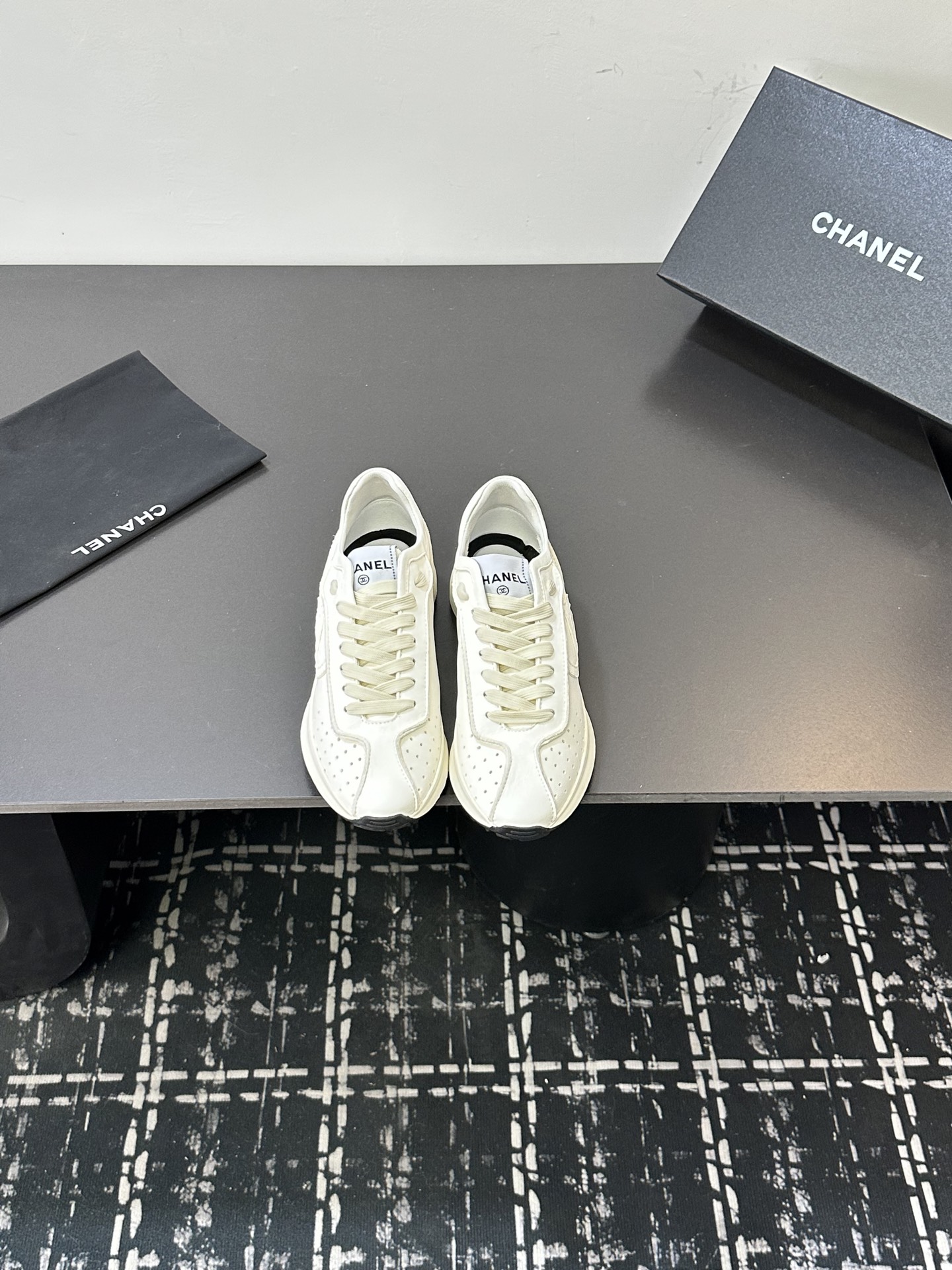 NO:650663,Chanel Chanel panda shoes!  2025 counter top casual sports shoes This classic design; the upper is in the style of electric embroidery with various craftsmanship; the outsole is fashionable and sporty; it incorporates a variety of color matching elements... The diversified mix and match is very good-looking and versatile, casual, fashionable, sports, and outdoor can be taken into account... Go material The upper is made of original imported first-layer silk cowhide + original waterproof cloth + original first-layer cowhide. The lining is made of original sheep lining + mesh outsole based on the original TPU combination outsole.  Counter boutique package complete set for women 35-41, casual shoes/sports shoes, chanel, chanel, sneakers, cowhide19860909Chanel香奈儿熊猫鞋！2025专柜顶级休闲款运动鞋 这款经典设计；鞋面多种工艺电绣的风格；大底却时尚运动；不平凡的拥入了多种配色元素…… 多元化混搭非常好看百搭,休闲,时尚,运动,户外都能兼顾…… Go 材料 鞋面采用 原版进口头层丝绸牛皮+原版防水布+原版头层牛皮 内里采用 原版羊里+网 大底根据 原版TPU组合大底 专柜精品包装全套女35–41,休闲鞋/运动鞋,chanel,chanel,sneakers,cowhide,Women's Shoes