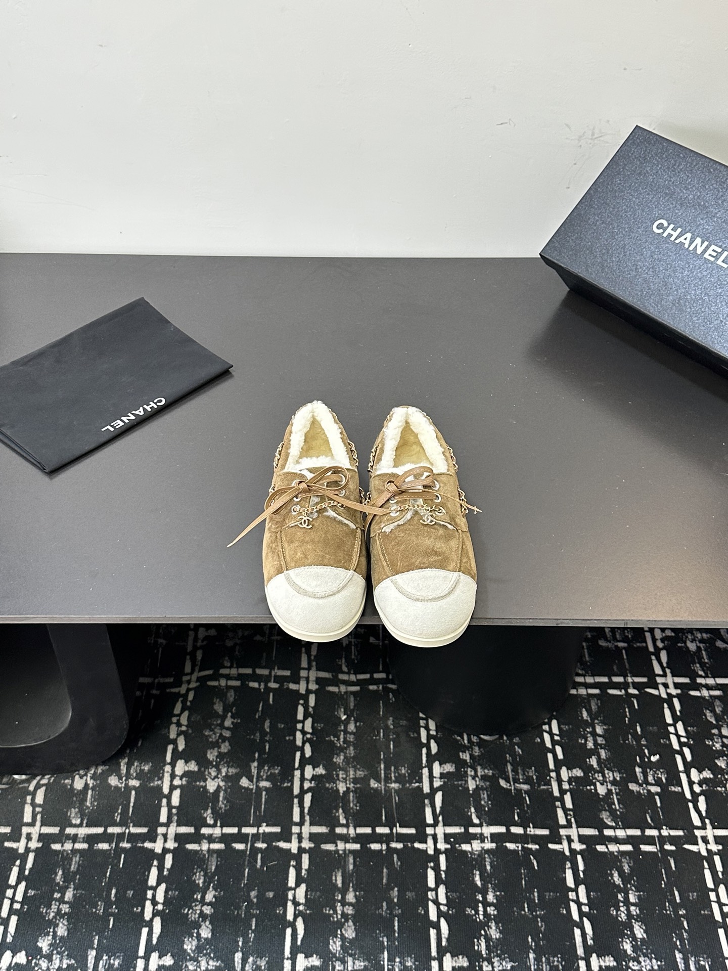 NO:650656,Chanel 26C's new spliced chain casual shoes, wool-lined flats, have a holiday and casual style, and the colors are relatively light and bright. This season's shoes really surprised me. They retain the classic elements of Xiaoxiang's double-headed shoes and apply them to different styles of shoes. They are extremely versatile and comfortable. My heart is really touched. Suede upper, wool lining, original TPU outsole  Size:35-40, loafers, chanel, loafers, flats, chamois leather19860909Chanel 26C新款拼接链条休闲鞋羊毛里平底鞋 偏度假休闲的风格,色彩比较轻快明亮. 这一季的鞋子的的确确让我觉得惊喜,保留了小香双拼头的经典元素,运用在了不同款式的鞋子上,百搭程度和舒适度都很绝,我的心真的是被狠狠拿捏了. 鞋面麂皮 内里羊毛里原版tpu大底 Size:35-40,乐福鞋半拖,chanel,loafers,flats,chamois leather,Women's Shoes