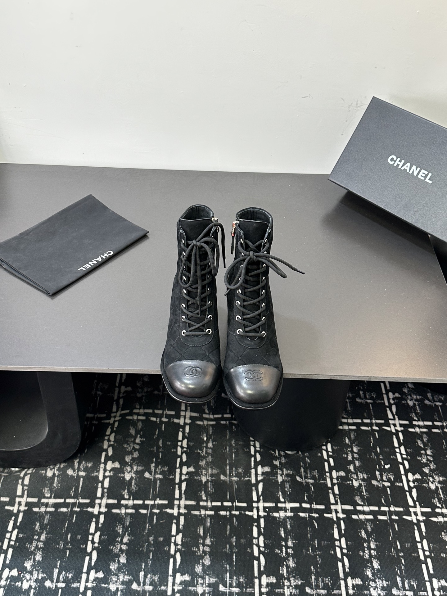 NO:650649,2025 Xiaoxiang short boots, a must-have item for this autumn and winter!  !  Chanel's autumn and winter heavy industry popular short boots are highly recommended by Xiaohongshu. They look good no matter how you match them. They are a must-have for fashion. Ms. Chanel loves simple and irresistible combinations to show her unique dressing style. She can mix and match freely to shine and follow the fashionable steps of her grandma!  !  !  Enlarge the exquisite details to see the original molded hardware buckle. The top version is made at the purchasing level. The upper is made of first-layer cowhide-sheepskin lining. The outsole is genuine leather. Size 35-39 (order 40/41), boots, chanel, boots, cowhide, sheepskin198609092025小香短靴,本季秋冬季必备单品！！ 香奈儿秋冬重工爆款短靴 小红书力推款,怎么搭配都好看,时髦精必备,香奈儿女士钟爱简约又难以抗拒搭配展现与众不同的穿搭风格、自由混搭闪耀到位跟紧香奶奶时尚步伐！！！精致细节放大看原版开模五金扣 顶级版本代购级别打造★鞋面采用头层牛皮-羊皮内里 大底真皮底 码数35-39（40/41订）,靴子,chanel,boots,cowhide,sheepskin,Women's Shoes