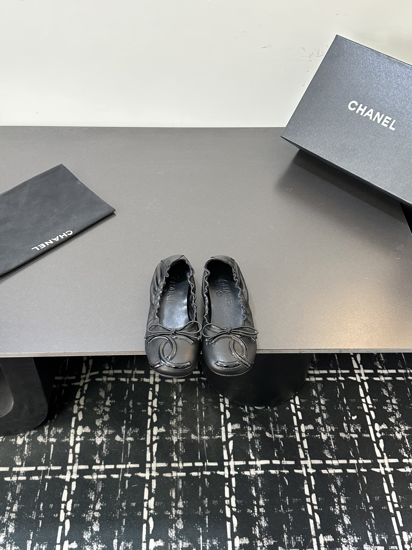 NO:650634,Chanel Chanel Xiaoxiangfeng Kangpeng Elastic Flat Ballet Shoes Boat Shoes A fusion of classic and fashion: Chanel’s iconic double logos are presented on the upper in a simple and eye-catching way, paired with the classic diamond pattern design, full of high-end sense. The flat ballet shoes style is retro and fashionable, perfectly integrating the Chan family’s consistent elegance and fashion. Wearing them seems to have the halo of the protagonist, and the temperament is directly enhanced!  Absolutely versatile, perfect comfort experience. Soft soles and a design that fits the foot shape make it light to walk. Even if you wear it for a long time, your feet will not be tired. You can easily hold it when shopping and commuting. All sheepskin original bottom. Size 35-39 (40.41 fixed), single shoes, chanel, chanel, chanel, sheepskin19860909Chanel 香奈儿 小香风康鹏松紧平底芭蕾舞鞋船鞋 经典与时尚的融合:香家标志性的双logo ,以简洁又吸睛的方式呈现在鞋面上,搭配上经典的菱格纹设计,满满的高级感扑面而来.平底的芭蕾舞鞋款式,复古又时髦,将香家一贯的优雅与时尚完美融合,穿上它 仿佛自带主角光环,气质这 直接拉满! 绝对百搭王,舒适体验感满分 柔软的鞋底和贴合脚型的设计,走起路来轻 在,就算长时间穿着也不会 累脚,逛街、通勤都能轻松hold 住 全羊皮 原版底 码数35-39（40.41定）,单鞋,chanel,chanel,chanel,sheepskin,Women's Shoes