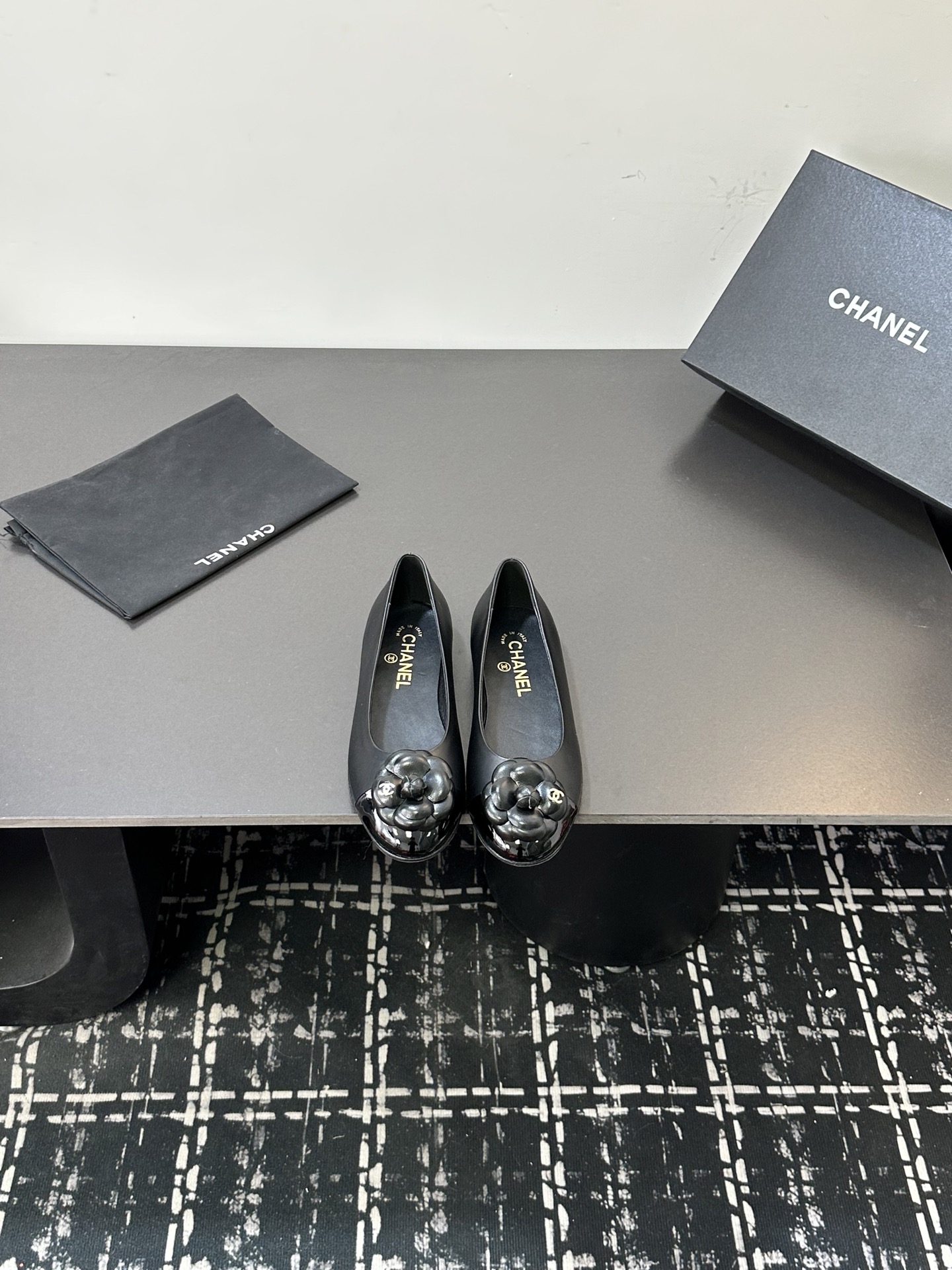 NO:650641,Early autumn new Chanel 25B small fragrant Camellia Mary Jane flat ballet shoes. Chanel Camellia Mary Jane is an exclusive treasure for sweet and cool girls. It cleverly combines the sweet camellia elements with the cool Mary Jane style, colliding with a unique fashion spark. The gentleness of the camellia adds a touch of romantic tenderness to the shoes; and the retro toughness of the Mary Jane shoes gives them a sense of unruliness. Sheepskin upper, sheepskin lining.  Sole Italian genuine leather outsole, size 35-39 (40.41 custom-made, non-refundable), single shoes, chanel, chanel, mary jane, sheepskin, Leather soles19860909早秋新款Chanel 25B 小香山茶花玛丽珍平底单鞋芭蕾舞鞋 香奈儿山茶花玛丽珍甜酷女孩的专属宝藏 它巧妙地将甜美的山茶花元素与酷帅的玛丽珍风格完美融合,碰撞出别具一格的时尚火花.山茶花的温柔婉约,为鞋子增添了一抹浪漫柔情；而玛丽珍鞋型的复古坚韧,又赋予其一份率性不羁. 鞋面羊皮 内里垫脚羊皮 鞋底意大利真皮大底 码数35-39（40.41定做不退换）,单鞋,chanel,chanel,mary jane,sheepskin,Leather soles,Women's Shoes