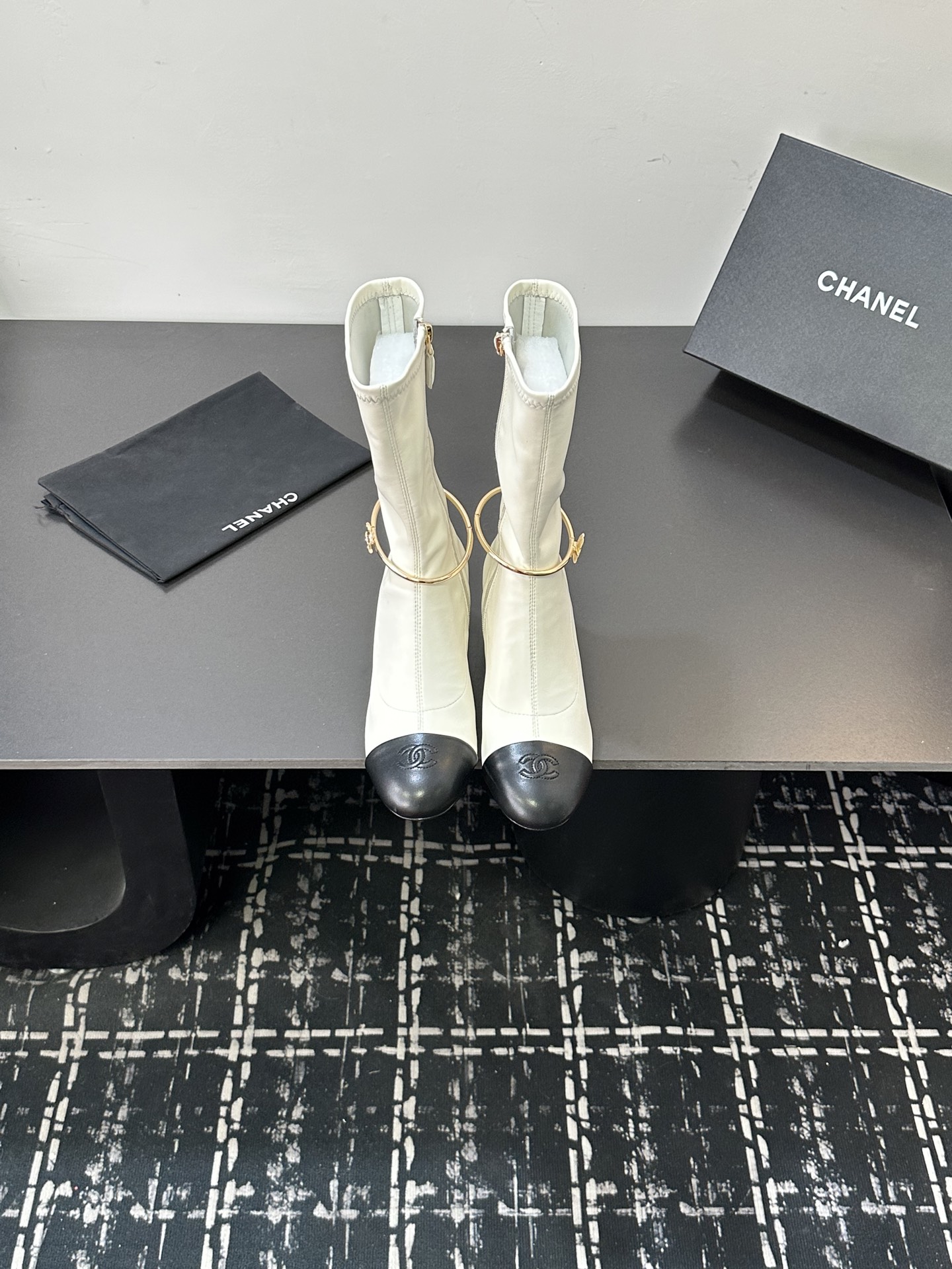 NO:650679,Chanel Chanel's 2025 autumn and winter catwalk style metal anklet square heel elastic boots with inner zipper mid-heel boots shocked everyone when they appeared on the fashionable T stage in Milan, and successfully promoted to the dream boots of fashion people. The classic double C logo is combined with the giant pearl heel design, which is simple and elegant and shows the brand style. It is a hit in any photo. The giant pearl heel is a miracle, breaking the conventional design, which not only adds a luxurious and romantic atmosphere to the whole  The upper is made of high-quality elastic material, which can perfectly fit the calf line, modify the leg shape, make the legs look straight and slender, and is easy to put on and take off without feeling restrained when walking. It can be easily adapted from the streets of the bustling city to the party scene. Paired with a pair of slim jeans, you can instantly transform into a cool street trendy person, put on a gorgeous evening dress, and become the elegant focus of the dinner. This pair of boots is not just a pair of shoes, but also the embodiment of fashion spirit!  It is an excellent choice for fashionistas to express their personality and taste!  Upper elastic sheepskin, lining foot pads with elastic lycra/sheepskin, Italian genuine leather outsole, heel height 5cm, tube height 24cm, minimum ankle point 23cm, size 35-39 (40.41 custom-made, non-refundable), boots, chanel, chanel, boots, jeans, sheepskin, Leather soles19860909Chanel 香奈儿小香2025秋冬走秀款金属脚环方跟 弹力靴内拉链中跟中筒靴长靴 在米兰时尚的T台上 亮相便艳惊四座,成功晋升为潮流人士的梦中情靴 .经典的双C标志与巨型珍珠跟设计相结合,简洁大气又尽显品牌格调 随便一拍都很出片.那巨型珍珠鞋跟更是神来之笔,突破常规的设计 不仅为整体增添了奢华浪漫的氛围 . 鞋面采用高品质弹力材质 能完美贴合小腿线条 修饰腿型 让双腿看起来笔直修长,而且穿脱方便 行走时也不会有束缚感.从繁华都市的街头 派对的现场 它都能轻松适配,搭配一条修身牛仔裤 瞬间化身酷飒的街头潮人,换上一袭华丽晚装 成为晚宴上的优雅焦点 这双靴子 不只是一双鞋履 更是时尚精神的具象化！ 是时尚达人们表达个性与品味的绝佳选择！ 鞋面弹力羊皮 内里垫脚贴合弹力莱卡/羊皮 鞋底意大利真皮大底 跟高5cm 筒高24cm 脚踝最小处23cm 码数35-39（40.41定做不退换）,靴子,chanel,chanel,boots,jeans,sheepskin,Leather soles,Women's Shoes