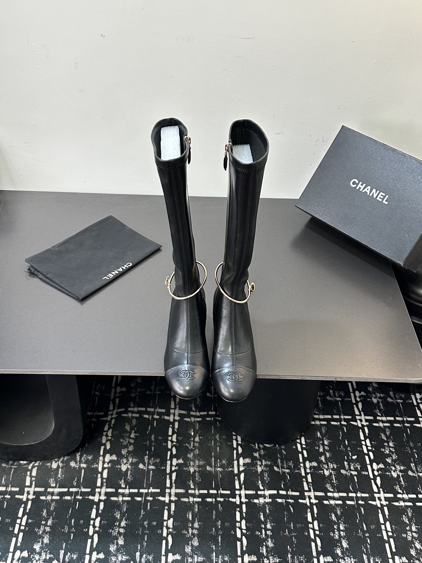 NO:650628,Chanel Chanel's 2025 autumn and winter catwalk style metal anklet square heel elastic boot with inner zipper mid-heel high boots shocked everyone when it appeared on the fashionable T stage in Milan, and has successfully been promoted to the dream boots of fashion people. The classic double C logo is combined with the giant pearl heel design, which is simple and elegant and fully displays the brand style. It is a hit in any photo. The giant pearl heel is a miracle, breaking the conventional design, which not only adds a luxurious and romantic atmosphere to the whole  The upper is made of high-quality elastic material, which can perfectly fit the calf line, modify the leg shape, make the legs look straight and slender, and is easy to put on and take off without feeling restrained when walking. It can be easily adapted from the streets of the bustling city to the party scene. Paired with a pair of slim jeans, you can instantly transform into a cool street trendy person, put on a gorgeous evening dress, and become the elegant focus of the dinner. This pair of boots is not just a pair of shoes, but also the embodiment of fashion spirit!  It is an excellent choice for fashionistas to express their personality and taste!  Upper elastic sheepskin, lining foot pads fit elastic lycra/sheepskin, sole Italian genuine leather outsole, heel height 5cm, barrel height 36cm, minimum ankle point 23cm, size 35-39 (40.41 custom-made, non-returnable), boots, chanel, chanel, boots, jeans, sheepskin, Leather soles19860909Chanel 香奈儿小香2025秋冬走秀款金属脚环方跟 弹力靴内拉链中跟高靴长靴 在米兰时尚的T台上 亮相便艳惊四座,成功晋升为潮流人士的梦中情靴 .经典的双C标志与巨型珍珠跟设计相结合,简洁大气又尽显品牌格调 随便一拍都很出片.那巨型珍珠鞋跟更是神来之笔,突破常规的设计 不仅为整体增添了奢华浪漫的氛围 . 鞋面采用高品质弹力材质 能完美贴合小腿线条 修饰腿型 让双腿看起来笔直修长,而且穿脱方便 行走时也不会有束缚感.从繁华都市的街头 派对的现场 它都能轻松适配,搭配一条修身牛仔裤 瞬间化身酷飒的街头潮人,换上一袭华丽晚装 成为晚宴上的优雅焦点 这双靴子 不只是一双鞋履 更是时尚精神的具象化！ 是时尚达人们表达个性与品味的绝佳选择！ 鞋面弹力羊皮 内里垫脚贴合弹力莱卡/羊皮 鞋底意大利真皮大底 跟高5cm 筒高36cm 脚踝最小处23cm 码数35-39（40.41定做不退换）,靴子,chanel,chanel,boots,jeans,sheepskin,Leather soles,Women's Shoes