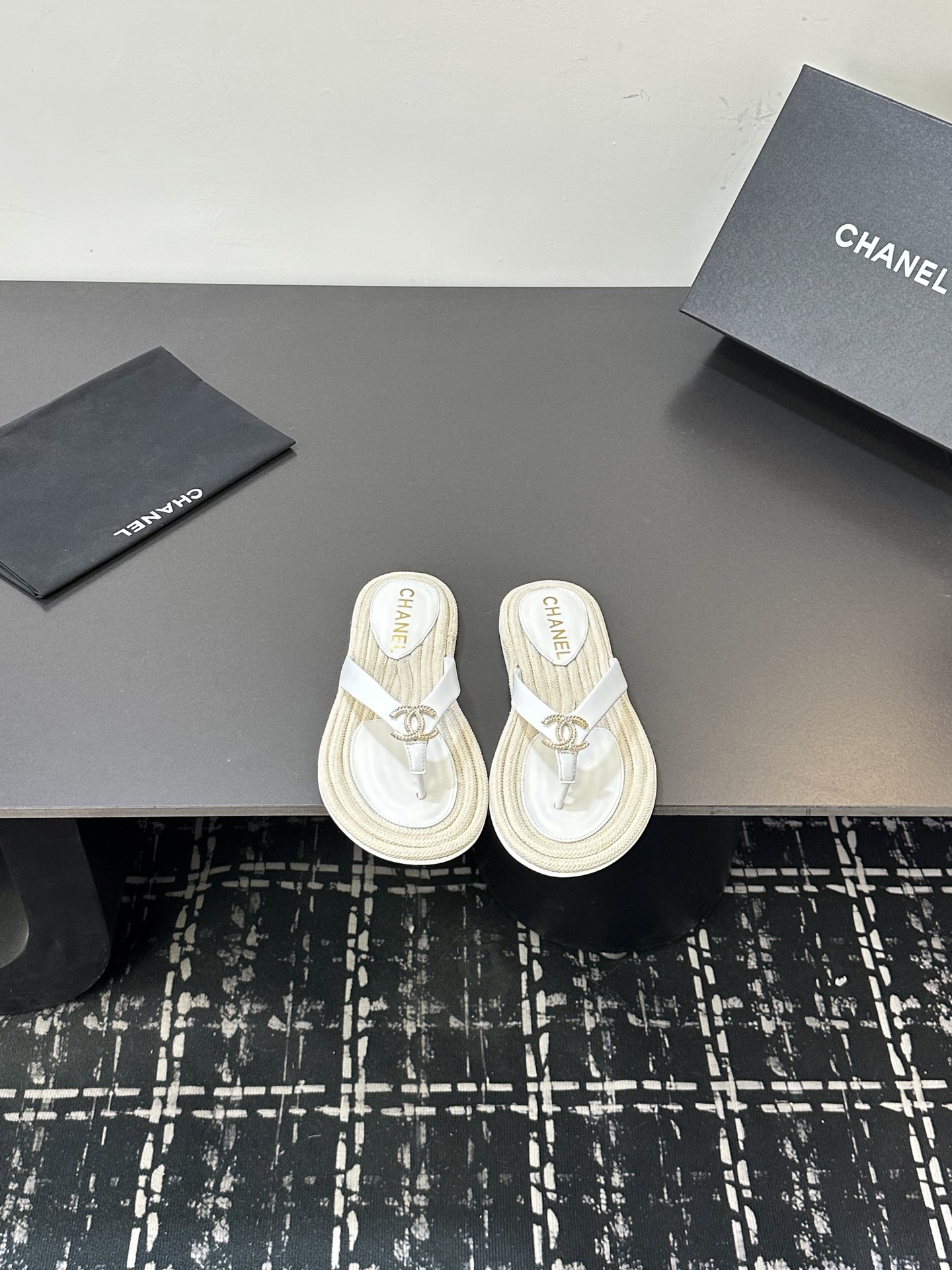 NO:650673,CHANEL Chanel Xiaoxiang 25P new spring and summer double C flip-flops. Summer flip-flops inexplicably make people feel free. The double C logo is inlaid on the upper. It is so exquisite and looks so beautiful. The upper feet are super delicate and white!  Upper sheepskin/velvet lining sheepskin Handmade hemp rope braided sole Genuine leather sole Size35-39 (customized 40/41), split-toe shoes, chanel, chanel, slippers, sheepskin19860909CHANEL香奈儿小香25P春夏新品双C夹趾夹脚人字拖鞋 夏天的人字拖莫名让人感到自由 鞋面镶嵌了双C标志 太精致了 也太好看了吧 上脚超秀气显白！ 鞋面羊皮/天鹅绒 内里羊皮 手工麻绳编织底 真皮底 Size35-39（40/41定制）,分趾鞋,chanel,chanel,slippers,sheepskin,Women's Shoes