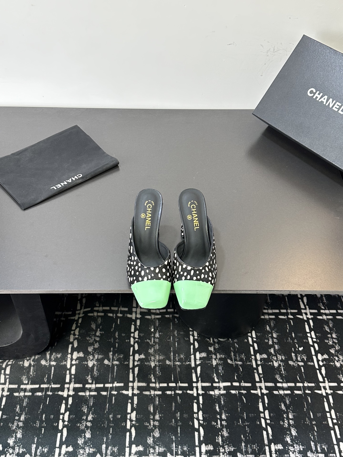 NO:678997,Factory leopard print CHANE*｜Xiao Xiang's classic double C large square toe color matching high-heeled slippers. When the show lights of the Grand Palais in Paris focus on the toes, this pair of catwalk style large square toe high heels write a fashion note of classics and innovations with a neat posture. The iconic large square toe breaks the traditional shackles and outlines a modern silhouette with stretched lines. The brand's high-end genes for many years are integrated into daily walks. Every inch of the arc reveals an effortless sense of luxury.  The metal double C logo is three-dimensionally embedded in the toe, releasing brand recognition with each step. What is even more amazing is the futuristic heel design with multiple mirror reflections or transparent quilted arch structure, which allows functionality and artistry to perfectly symbiosis, taking into account stable support and visual tension. The ups and downs of each step are the resonance of retro and avant-garde, making elegance a self-declaration of walking. The fabric is made of original customized leather, the inner foot pads are all silk sheepskin, and the genuine leather outsole imported from Italy  size35-39 (customized 40/41), high heels and slippers, chanel, high heels, slippers, sheepskin, Leather soles19860909厂 豹纹 CHANE*｜小香经典双C大方头拼色 高跟拖鞋 当巴黎大皇宫的秀场灯光聚焦于足尖 这双走秀款大方头高跟鞋便以利落姿态 写下经典与创新的时尚注解 . 标志性大方头打破传统桎梏 以舒展线条勾勒摩登轮廓 将品牌年来的高定基因融入日常步履 每一寸弧度都透着毫不费力的高级感. 金属双C标志 立体镶嵌于鞋头 随步伐流转间释放品牌辨识度 更令人惊艳的是极具未来感的鞋跟设计 多镜面反射或透明绗缝拱形结构 让功能性与艺术性完美共生 兼顾稳定支撑与视觉张力. 每一步起落都是复古与前卫的共鸣 让优雅成为行走的自我宣言. 面料采用原版定制皮料 内里垫脚均为丝绸羊皮 意大利进口真皮大底 size35-39（40/41定制）,高跟鞋拖鞋,chanel,high heels,slippers,sheepskin,Leather soles,Women's Shoes