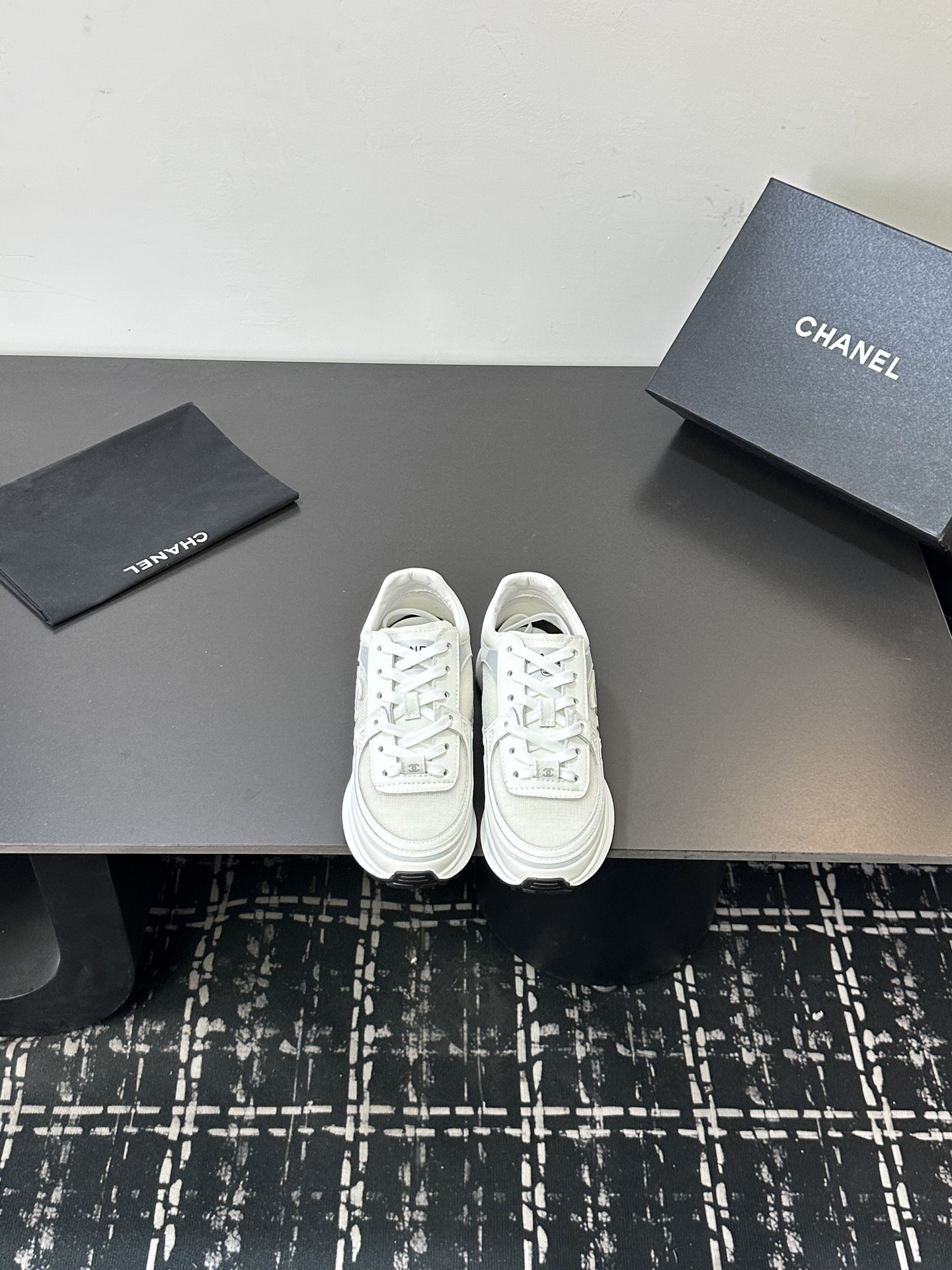 NO:668796,Grandma's thick-soled silver-corner biscuit shoes are a new retro series, presenting a relaxed posture and lightness to start the summer journey. Continuing the iconic deconstructed silhouette, the shoe body is presented with simple three-dimensional lines and double A logo. The upper is covered with breathable canvas fabric, and the upper layer is injected with softness to improve the foot feel. It adopts a thick rubber sole with a geometric texture and is embellished with rubber edging details. The effect of heightening the legs is comparable to leg plastic surgery. It can easily hold the legs in various styles, so you can wear them casually!  Upper material: cowhide, lining material: sheepskin, size: 35-41, casual shoes/sports shoes, sneakers, cowhide, sheepskin19860909香奶奶厚底银角饼干鞋 全新复古系列,呈递松弛之姿,轻盈于形开启盛夏之旅. 延续标志性解构化廓形,鞋身以简约立体线条及双A logo呈现,鞋面覆盖透气帆布面料,注入上层柔软提升脚感,采用廓形橡胶厚底,几何纹理点缀橡胶包边细节.增高拉腿效果堪比腿部整形 巨显腿细腿长各种风格都能轻松hold住 随便搭！ 鞋面材质牛皮 内里材质羊皮 码数.35-41,休闲鞋/运动鞋,sneakers,cowhide,sheepskin,Women's Shoes