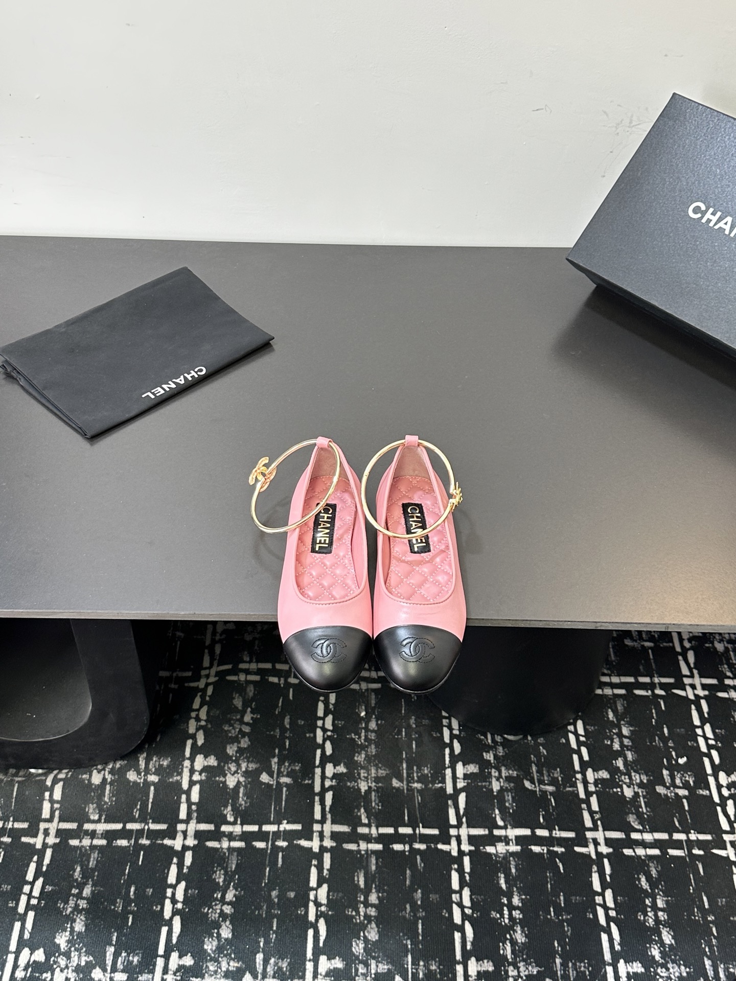 NO:668793,Chanel Chanel Xiaoxiang's official website new metal anklet ballet flats. The counters are crazy. They are the most popular style. The fairies at the counter are really knowledgeable about the goods. They don't get stuck or rub your feet. The texture is very soft and comfortable on the feet. The original imported calfskin has texture.  The lining is mixed sheepskin, exclusive private model hardware, original genuine leather sole Size 35-40 (40, 41 customized, non-returnable), single shoes, chanel, chanel, flats, cowhide, sheepskin19860909Chanel香奈儿小香 官网新品金属脚环芭蕾平底鞋 专柜简直疯抢了,最热门的款式,专柜仙女们真的太识货了,不卡脚也不会磨脚,质感上脚是非常柔软舒服的 原版进口小牛皮,有质感 内里为混种羊皮,独家私模五金,原版真皮底Size35-40（40,41定做不退换）,单鞋,chanel,chanel,flats,cowhide,sheepskin,Women's Shoes