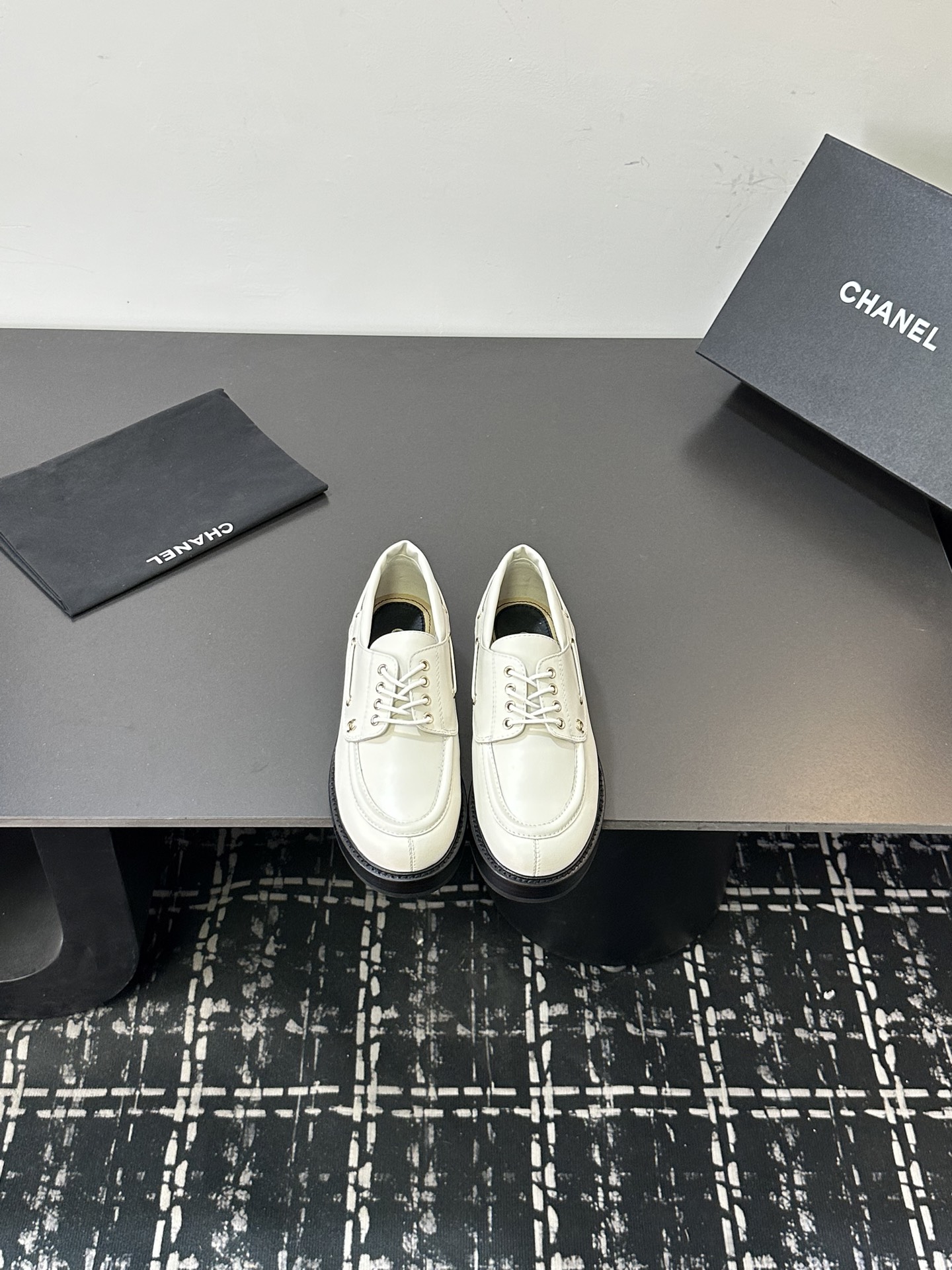 NO:668791,Chanel · Chanel 2026A new Xiaoxiang thick-soled big-toe lace-up loafers. The top version of the original version is purchased, developed and manufactured. Another super hot model in the Xiaoxiang counter. It is the favorite of Internet celebrity bloggers and ladies. It is extremely popular with various praises on social platforms. Seeing this issue can always arouse the inner demands of fashion among girls!  Made of the latest woolen and wrinkled cow patent leather materials, it is fashionable and easy to take care of!  Fabric: cowhide ~ open edge beads, lining sheepskin, original molded non-slip TPU sole, sole thickness about 3.5cm, size 35-41 (40 41 customized), loafers, chanel, chanel, loafers, cowhide, sheepskin19860909Chanel·香奈儿 2026A新款小香厚底大头鞋系带乐福鞋 顶级版本原版购入开发做货 小香专柜又一超级大爆款,网红博主小姐姐们的挚爱,社交平台的各种夸赞,人气超高,看到这期总能唤起少女内心对时髦的诉求！最新毛呢和皱牛漆皮材质,上脚时髦感十足,容易打理！ 面料牛皮~开边珠 内里羊皮 鞋底原版开模防滑tpu底 底厚约3.5cm 码数35-41（40 41定做）,乐福鞋,chanel,chanel,loafers,cowhide,sheepskin,Women's Shoes