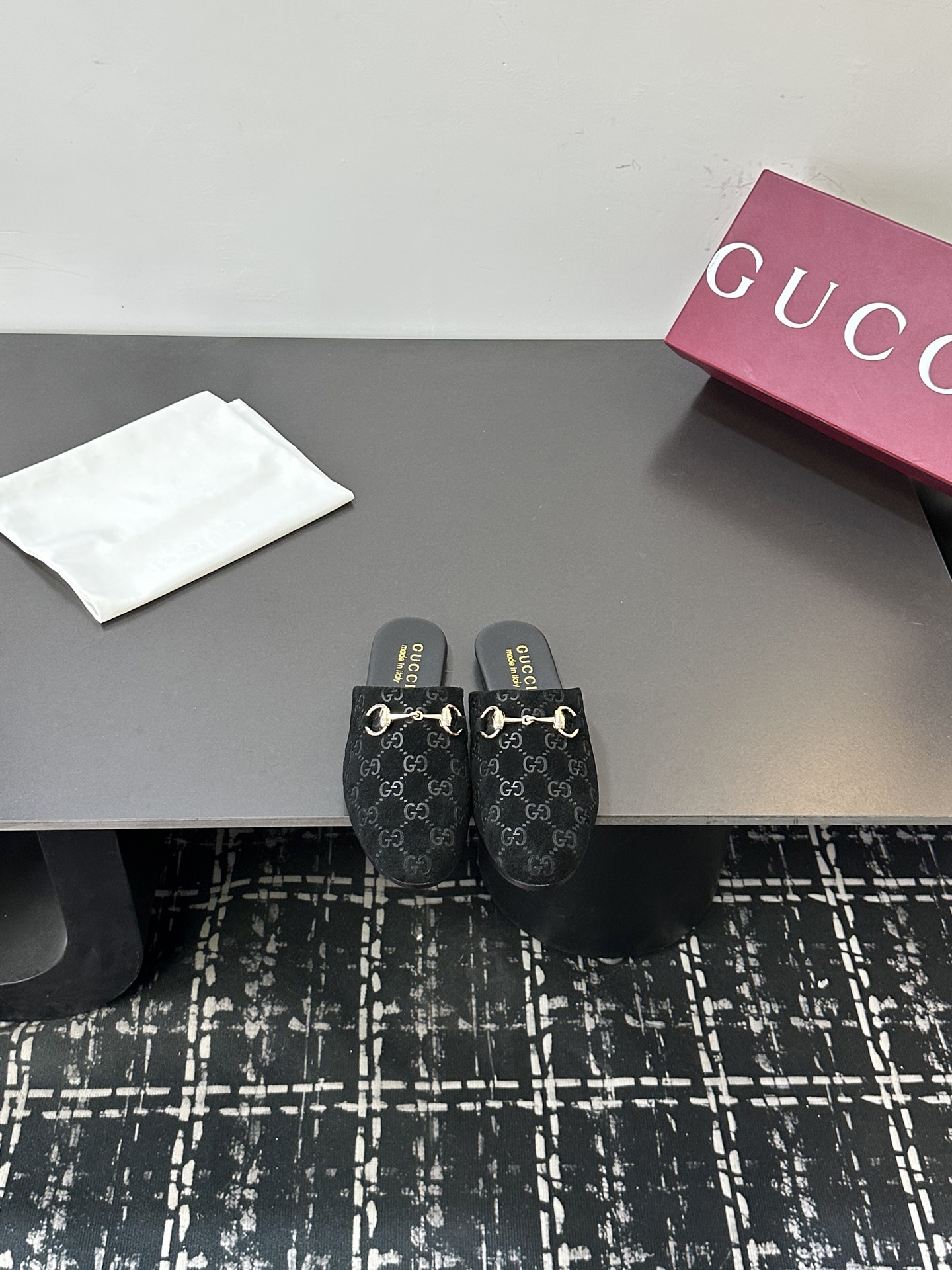 NO:706617,2025 Summer Gucci's latest D-shaped light gold horsebit velvet half-flop ———————————— This women's thong sandals are decorated with classic large D new horsebit details and gold-toned accessories, highlighting the brand heritage and showing a unique charm. Made of exquisite sheepskin, the design is elegant yet casual. It is a refreshing and ideal item for warm season styles. Top version, welcome to compare. Original 1:1 replica. Please pay attention to our authenticity guarantee. The upper is imported velvet hot diamond  Lining/foot-padded lambskin, genuine leather sole, size 35-41 (41/40/customized, non-returnable), half drag, gucci, sandals, sheepskin198609092025夏季 Gucci 最新D字浅金马衔扣丝绒半拖 ———————————— 这款女士夹趾凉鞋搭配饰经典大D新马衔扣细节金色调配件,彰显品牌传承,尽显别样魅力.采用精致羊皮打造,设计优雅而不失随性,是暖季造型的清爽理想单品 顶级版本、欢迎比对. 原版1:1复刻 注意请认准咱家正品保证 鞋面进口丝绒烫钻 内里/垫脚小羊皮 鞋底真皮底 配码35-41（41/40/定做不退换）,半拖,gucci,sandals,sheepskin,Women's Shoes