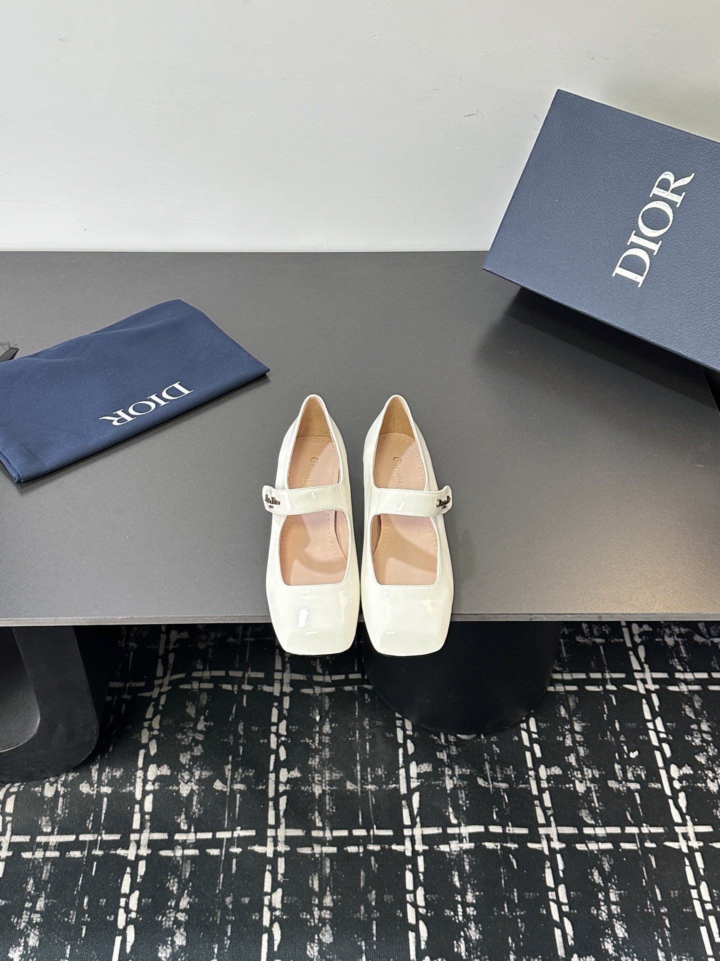 NO:668726,DIOR2025/ Spring and summer new thick heel square toe Mary Jane single shoes and high heels —————————— Continue the timeless classics of D family!  This shoe is low-key yet gorgeous, sexy yet not ostentatious. The shape of the shoe is a delicate style that everyone loves. It is very slim. The entire curvature of the side perfectly shows the curve of the foot. It has a mature feminine flavor but also a lively girlish feel. It looks so good on the foot. It is worth recommending. Go material. Patent leather upper, mixed sheepskin lining. Outsole imported from Italy. Cow leather outsole. Heel height 5.5cm. Size 35-39 (40/41/42).  Customization is not returnable),Mary Jane,dior,dior,mary jane,high heels,cowhide,sheepskin19860909DIOR2025/ 春夏新品粗跟方头 玛丽珍单鞋高跟鞋 ——————————— 延续D家永恒经典！这款鞋低调不失华丽 性感又不显张扬 鞋型是大家都爱的秀气款 非常非常显瘦 侧面整个弧度将脚部曲线完美展现 既有成熟女人味 又不乏一丝活泼少女感, 上脚也太好看了,值得推荐 Go 材质 鞋面漆皮 内里混种羊皮 大底意大利进口牛皮大底 跟高5.5cm 码数35-39（40/41/42 定制不退换）,玛丽珍,dior,dior,mary jane,high heels,cowhide,sheepskin,Women's Shoes