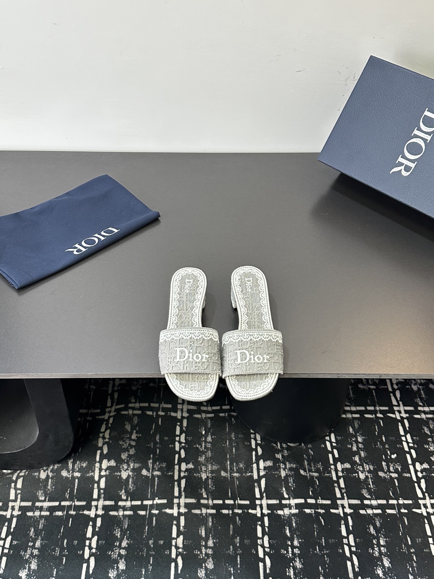 NO:668743,Dior 2025 spring and summer new color-blocked women's shoes, CD letter logo three-dimensional embroidery cylindrical heel sandals, square toe thick heel jelly-colored open-toe slippers, the top version on the market. Material: Upper original high-temperature water-soluble cotton electric embroidery technology silk fabric + water-dyed sheepskin lining + Italian leather outsole Heel height: flat bottom / 4.5CM size 35-42 (40.41.42.43 is custom-made and cannot be returned or exchanged)  price,slippers,dior,dior,sandals,slippers,sheepskin,real silk,Leather soles19860909迪奥 Dior 2025春夏新款一字拖拼色女鞋 CD字母logo立体刺绣圆柱跟凉鞋 方头粗跟果冻色露趾拖鞋 市面顶级版本 材质:鞋面原版一致高温水溶棉质电绣科技真丝面料+水染羊皮内里+意大利真皮大底 跟高:平底/4.5CM size35-42（40.41.42.43定做不退不换） 价格,拖鞋,dior,dior,sandals,slippers,sheepskin,real silk,Leather soles,Women's Shoes