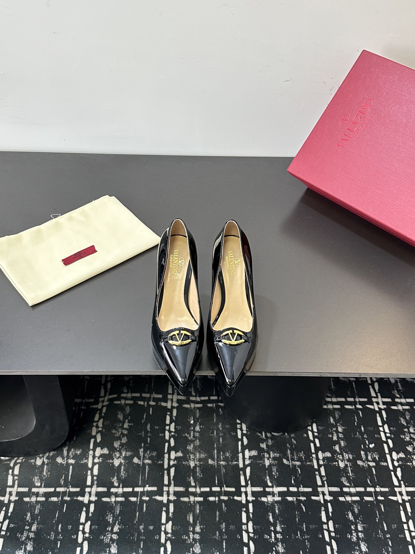 NO:668741,The highest version of the pointed toe series, Valentino Paris Fashion Week spring and summer show model, the new Valentino sky-high waterproof patent leather high heels. Valentino is a fashion brand originated from Italy. It combines Italian craftsmanship and modern beauty to interpret a new fashion charm. It continues the ultra-high heel design and is favored by well-known overseas bloggers. Tens of millions of fans and bloggers love it, and it sells well at home and abroad. It is out of stock in China. The top version has candy color matching, every color is beautiful.  Comes with family-style classic hardware, highly recognizable. Original water platform with high open version. Imported cow patent leather for the upper. Imported grain sheepskin for the lining. Original custom-made leather outsole for the sole. Water platform 2.5CM. Heel height 12CM. Packaging. Full set of original packaging. Code number: 35-40. (41.42 customized), high-heeled shoes, valentino, valentino, high heels, sheepskin, Leather soles19860909最高版本 尖头系列, Valentino 巴黎时装周 春夏秀场款 新款华伦天奴恨天高防水台漆皮高跟鞋 Valentino华伦天奴源于意大利的时装品牌, ,融合意大利手工艺和现代美感,演绎全新时尚魅力 延续超高跟设计,深得海外知名博主青睐 千万粉丝博主倾情演绎,畅销海内外 国内已经断货,顶级版本 糖果色配色,每个颜色都是绝美 自带家族式经典五金,辨识度极高 原版水台跟高开版 鞋面进口牛漆皮 内里进口粒面羊皮 鞋底原版定制真皮大底 水台2.5CM 跟高12CM 包装全套原版包装 码数35-40.（41.42订做）,高跟鞋单鞋,valentino,valentino,high heels,sheepskin,Leather soles,Women's Shoes